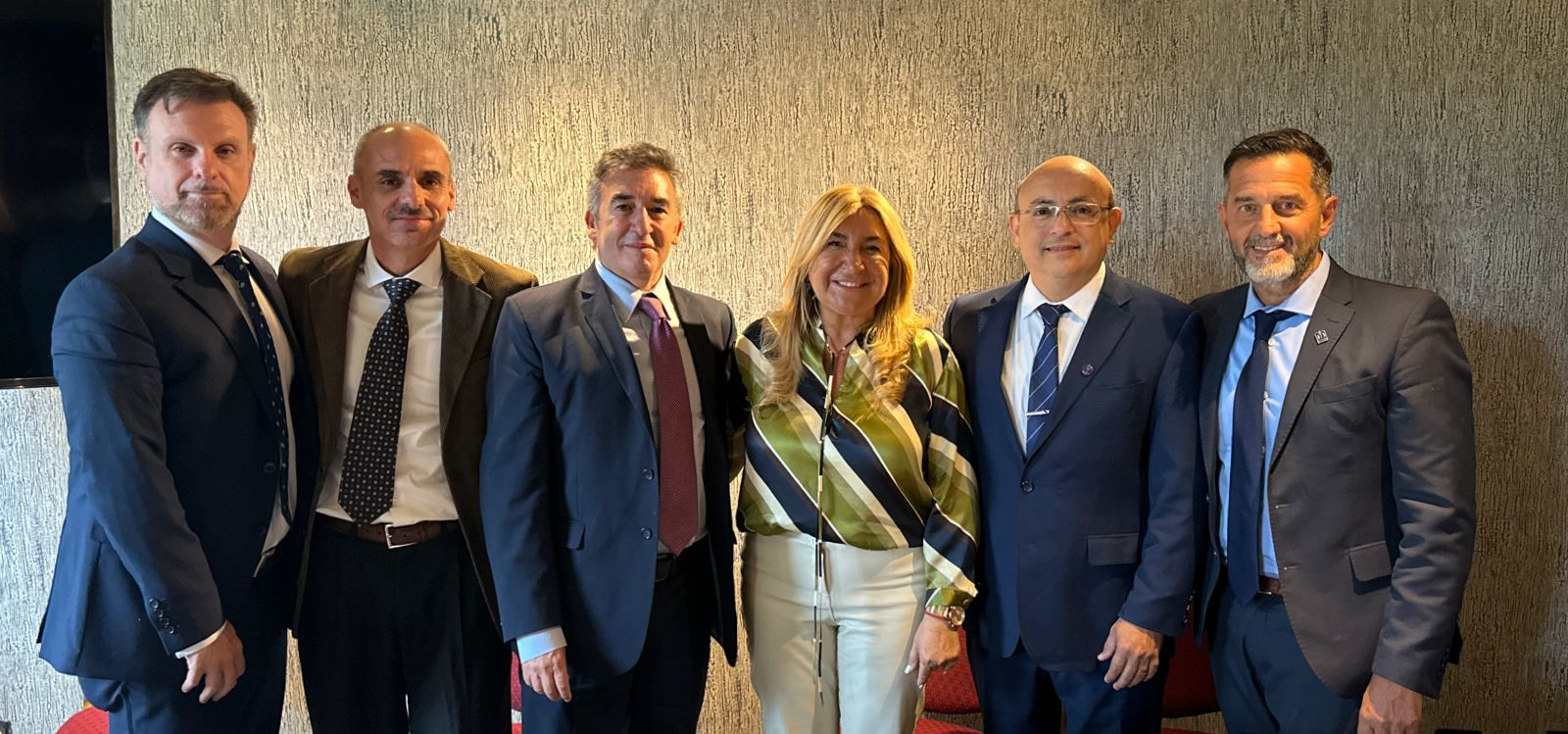 De izq. a der: Adolfo Iriarte, Juez Tributario de Tucumán; Nicolás Ernesto Negri, Director de la Oficina de Innovación y Gestión Judicial; Santiago Otamendi, juez del Tribunal Superior de Justicia; Marcela Ruiz, Presidente de la FAM;  Marcelo Gauna, Juez y Presidente de la Asociación de Magistrados de Chaco Y Cristian Fabio, Fiscal de la PBA y Secretario General de la FAM.