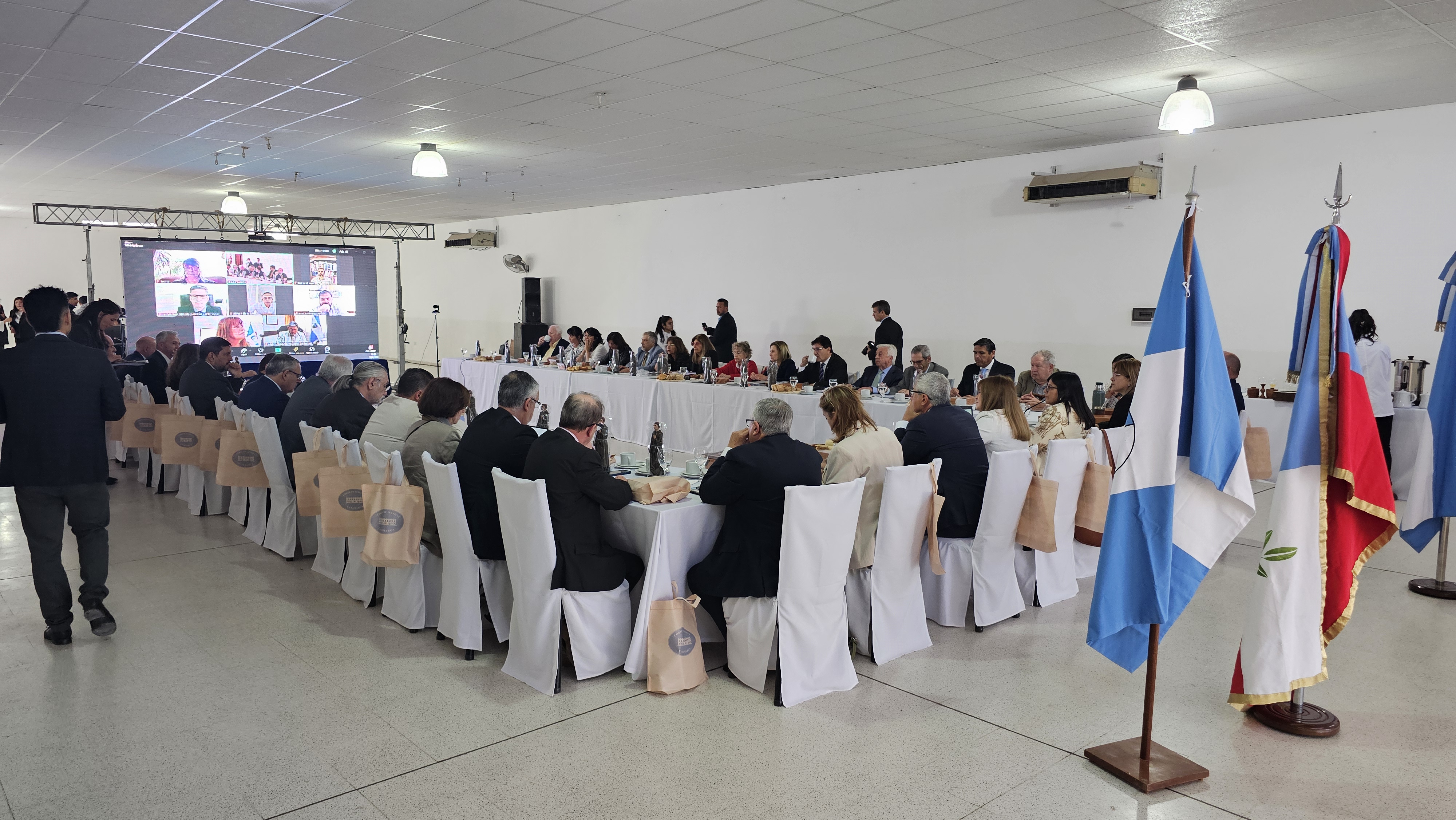 La Comisión Directiva durante la reunión.