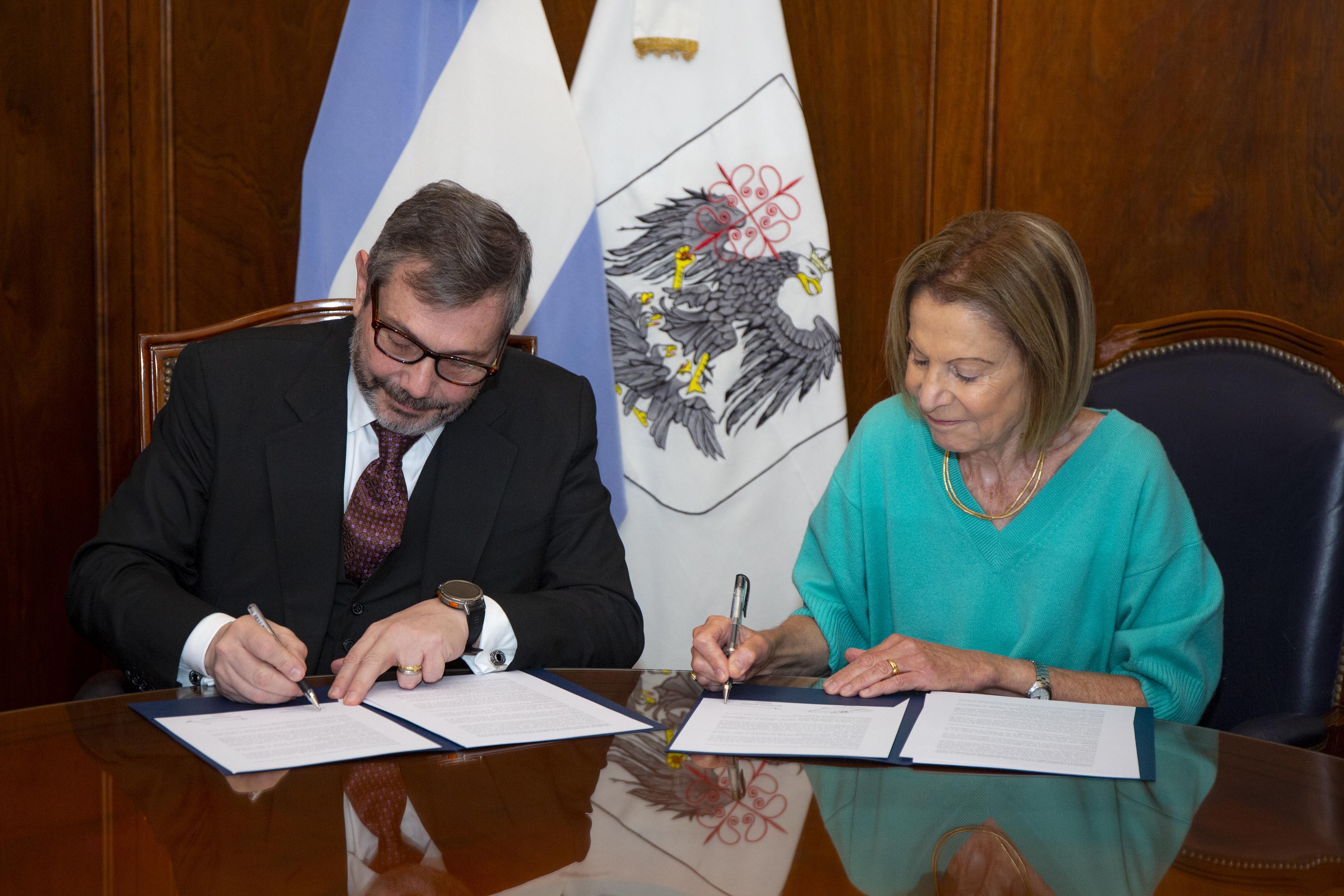 El Director Ejecutivo de ANSES, Dr. De los Heros, y la Presidente del TSJ, Dra Weinberg, suscriben el convenio.