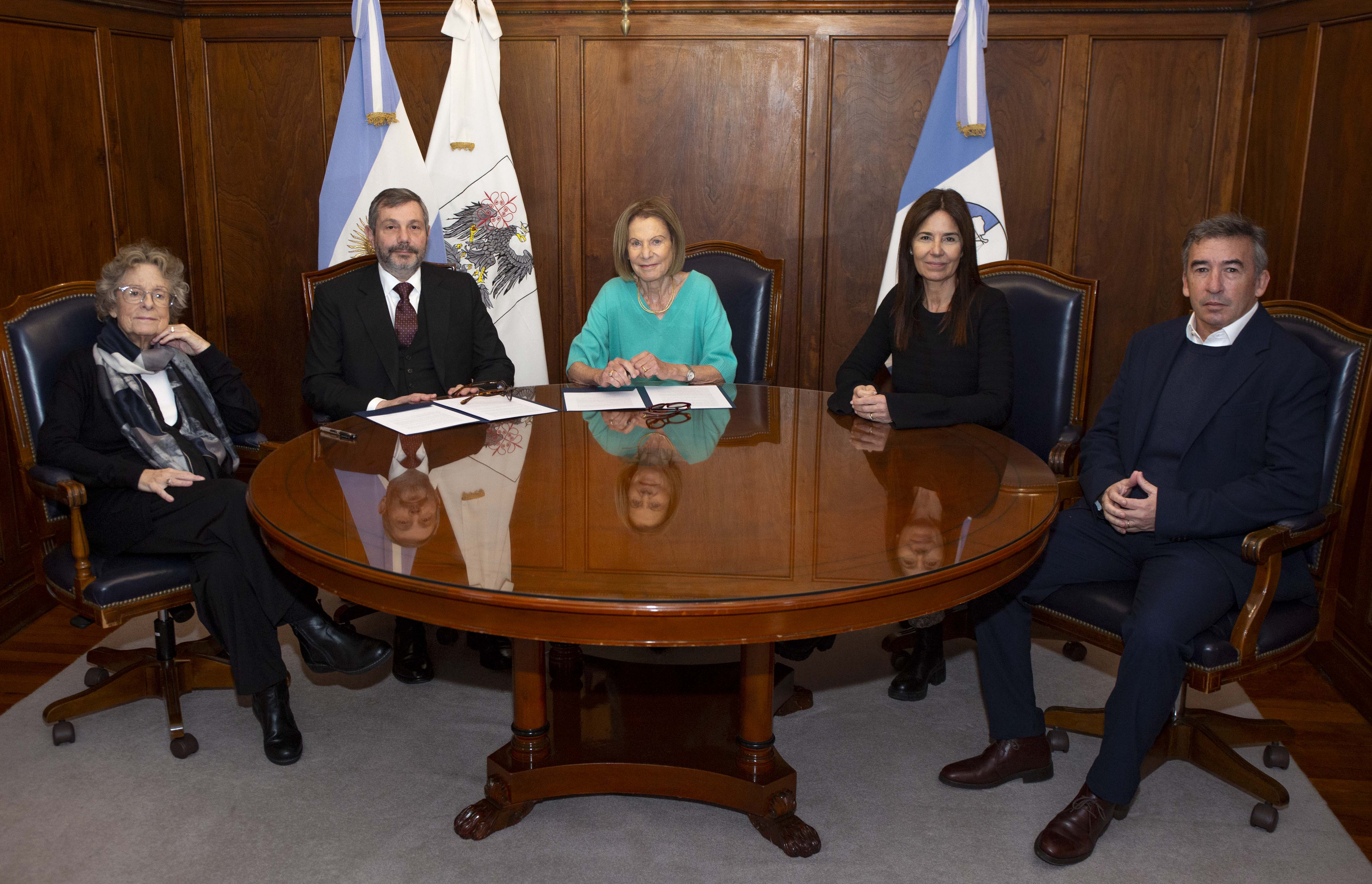 Los jueces: Alicia E. C. Ruiz, Inés M. Weinberg, Marcela De Langhe y Santiago Otamendi junto al Dir. Ejecutivo de ANSES, Dr. De los Heros, tras la firma del acuerdo.