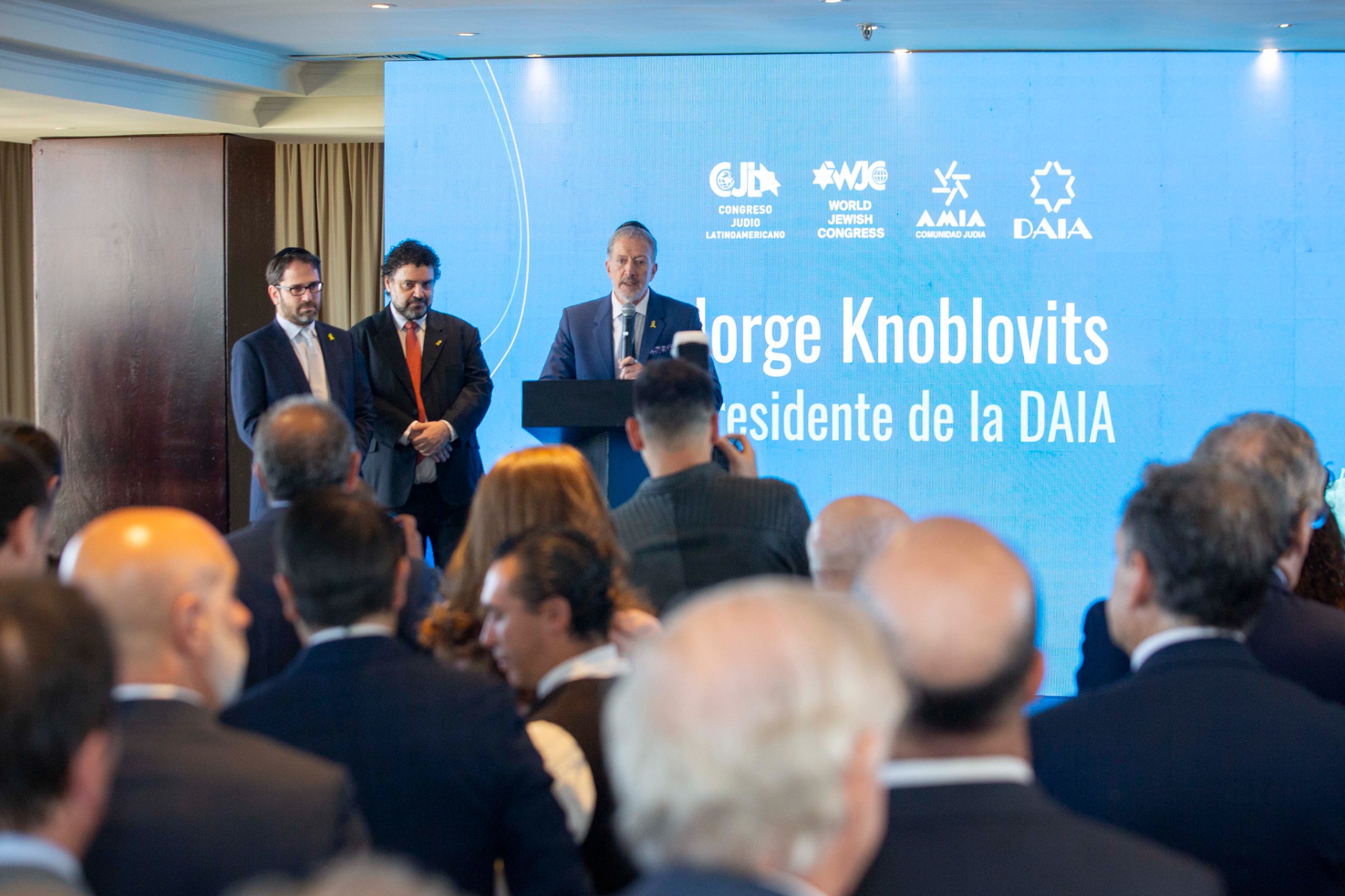 El presidente de la DAIA, Jorge Knoblovits, didigiendose a los invitados.