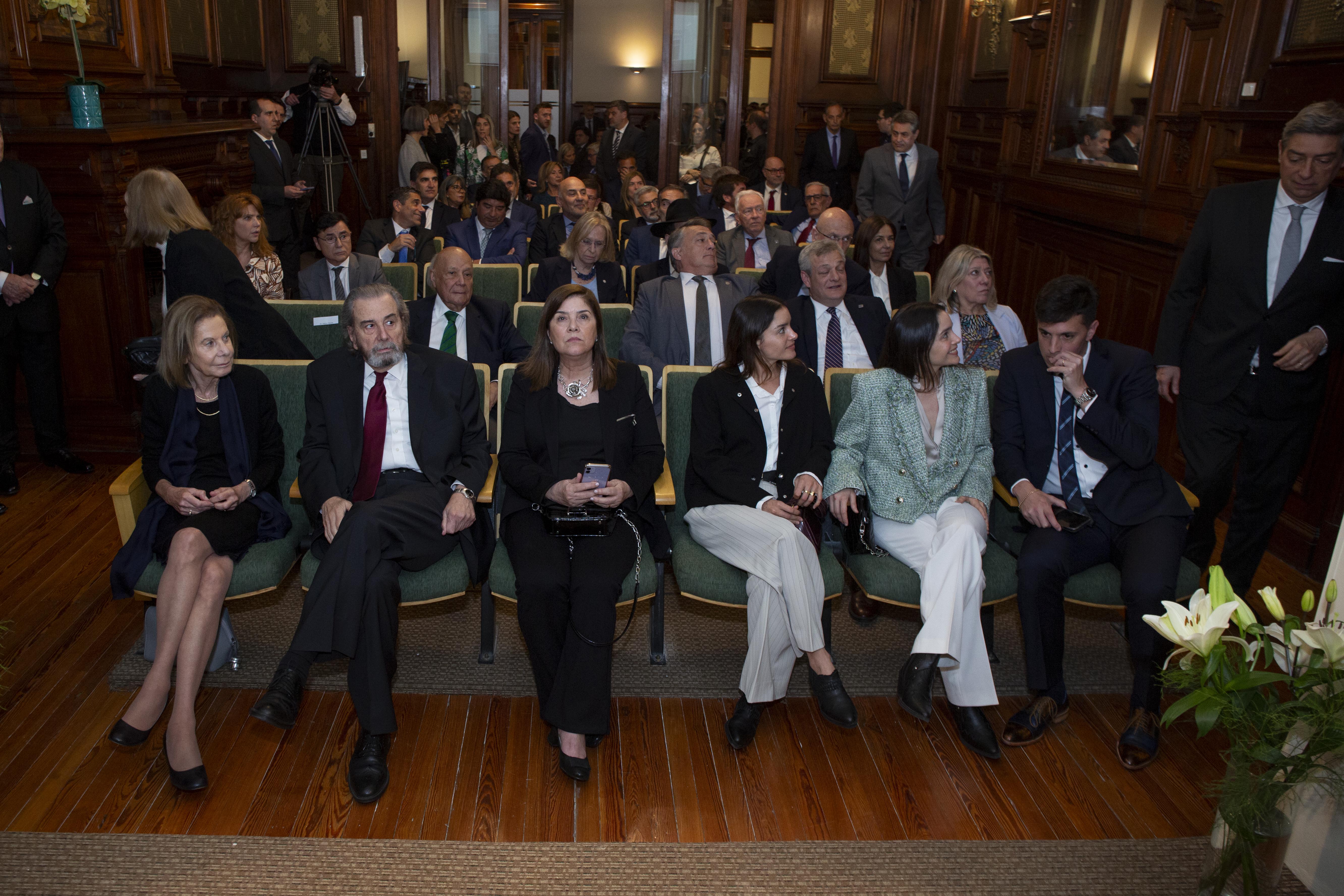 La presidente, Dra. Inés M. Weinberg, y la jueza, Dra. Marcela De Langhe, en el auditorio antes de comenzar el Acto.