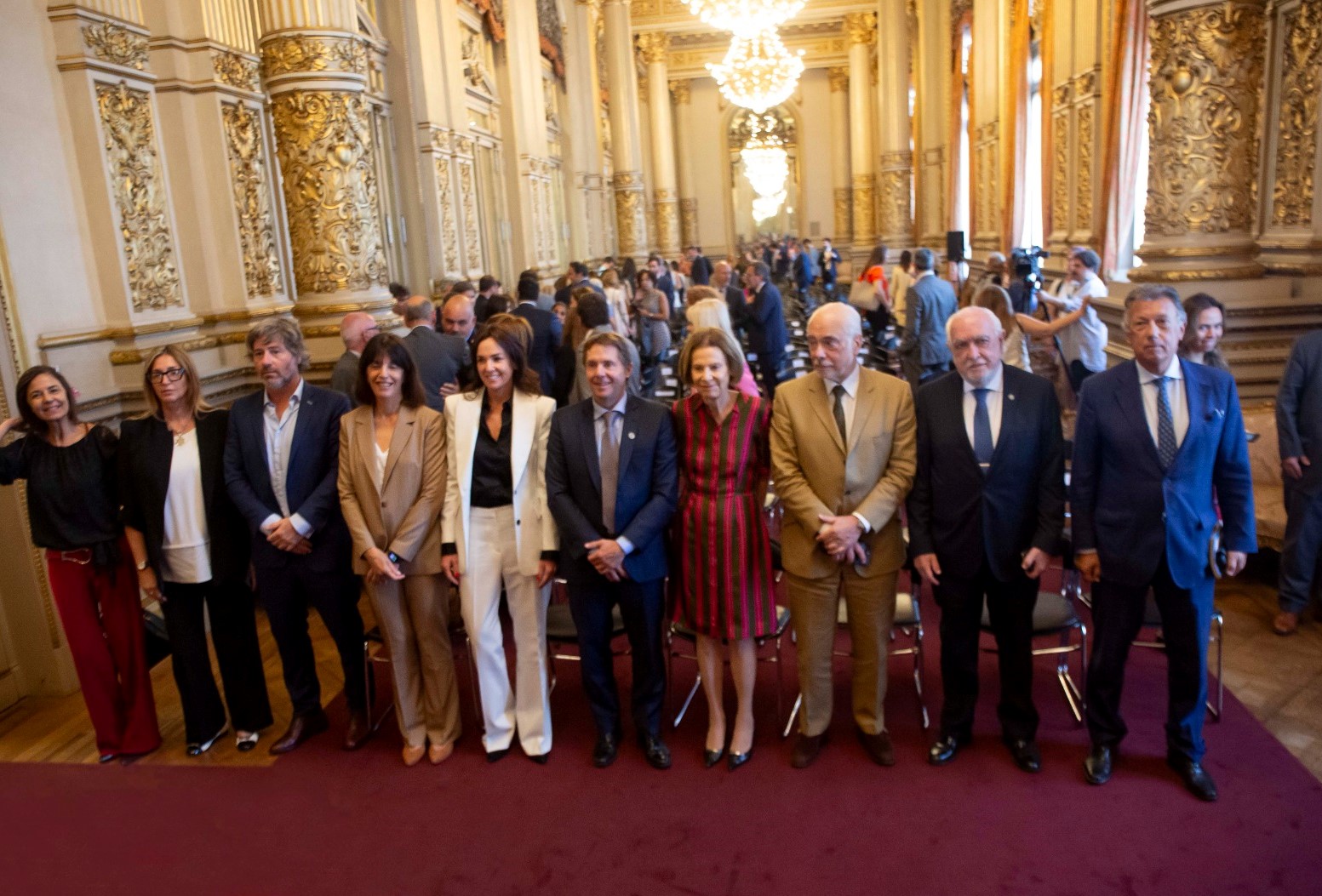 Autoridades del Poder Ejecutivo y del Poder Judicial de la Ciudad Autónoma de Buenos Aires junto a magistrados y funcionarios en el Salón Dorado del Teatro Colón. con motivo del aniversario de la Autonomía de Ciudad.