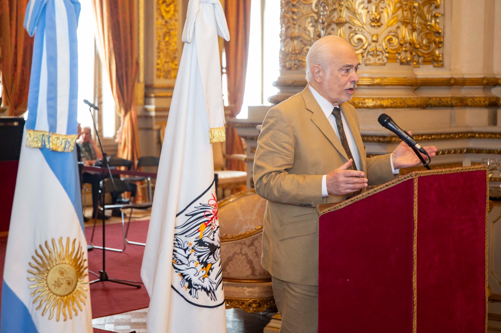 El juez Luis F. Lozano durante su exposición en el acto por el 30° Aniversario de la Autonomía de la Ciudad