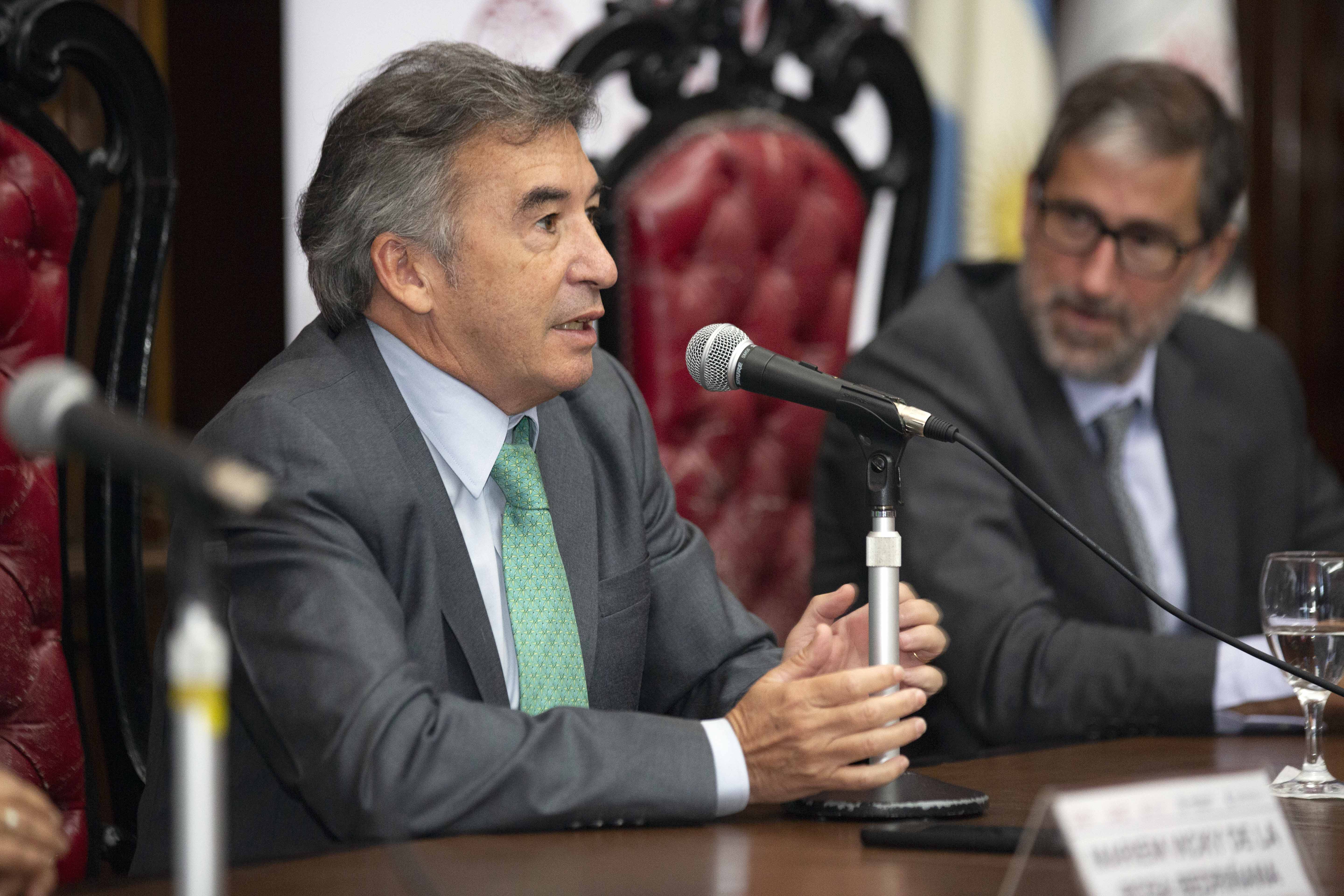 El juez Santiago Otamendi junto a Carlos Mas Velez, Presidente del Centro de Planificación Estratégica del Consejo de la Magistratura de CABA.