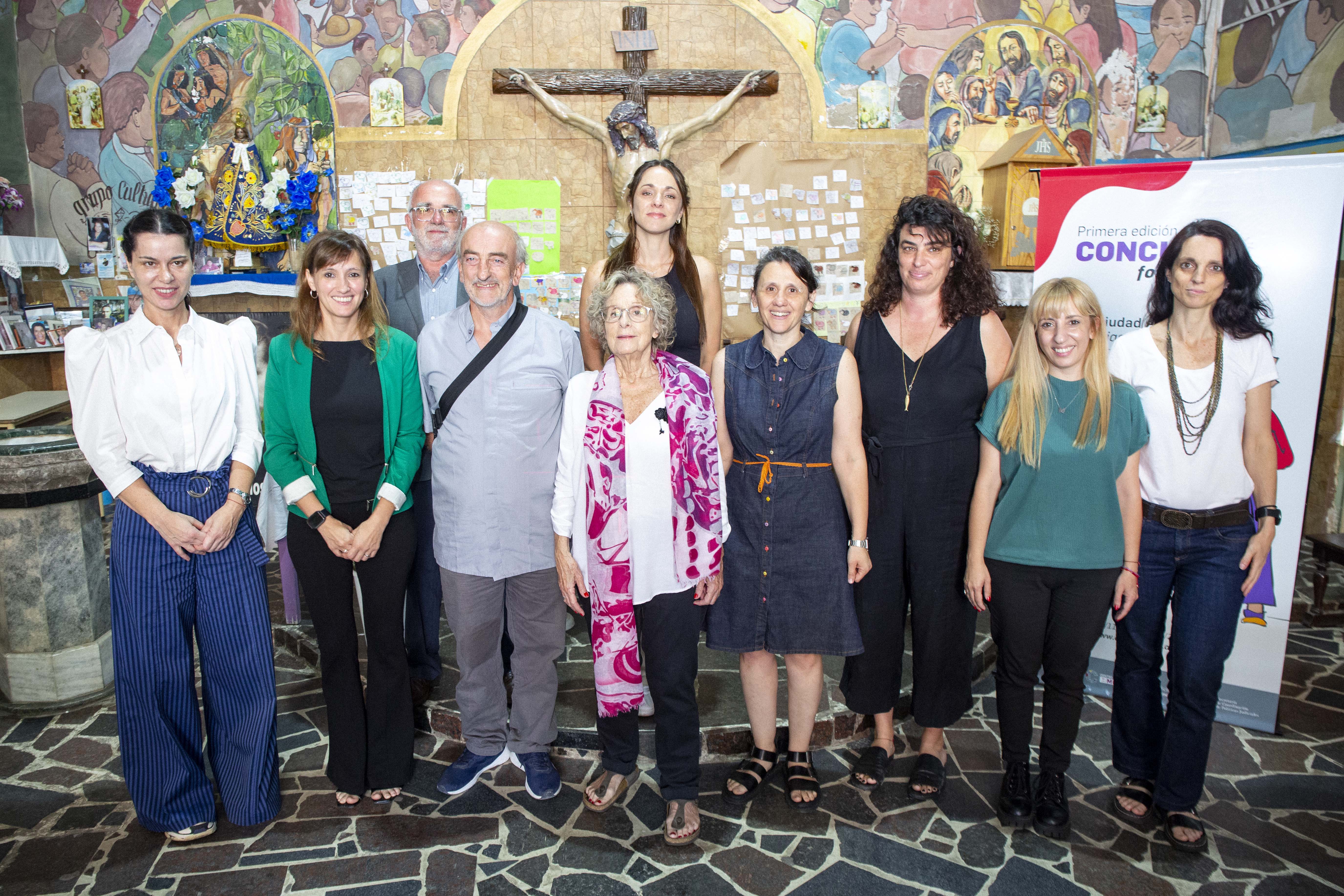 La Dra Alicia E. C. Ruiz (en el centro) con integrantes del Centro de Justicia de la Mujer, del Consejo de la Magistratura de la Ciudad y de La Oficina de Género del Tribunal.