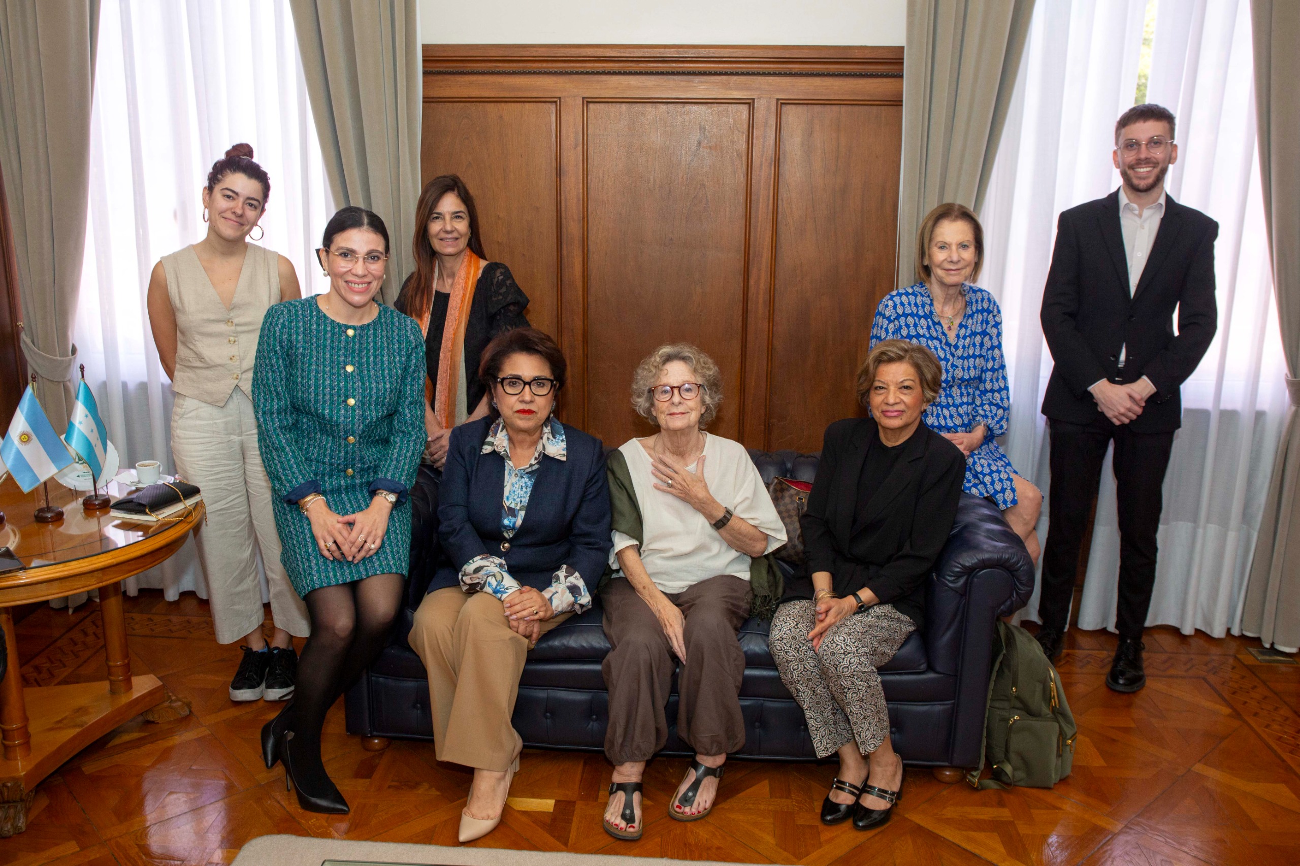 De izquierda a Derecha: Victoria Llorente de INESIP, las juezas Sonia Marlina Dubón Villeda, Marcela De Langhe, Rebeca Lizette Ráquel Obando, Alicia E. C. Ruiz, Rubenia Esperanza Galeano Barralaga, Inés M. Weinberg ; y Hugo Mangione de INESIP