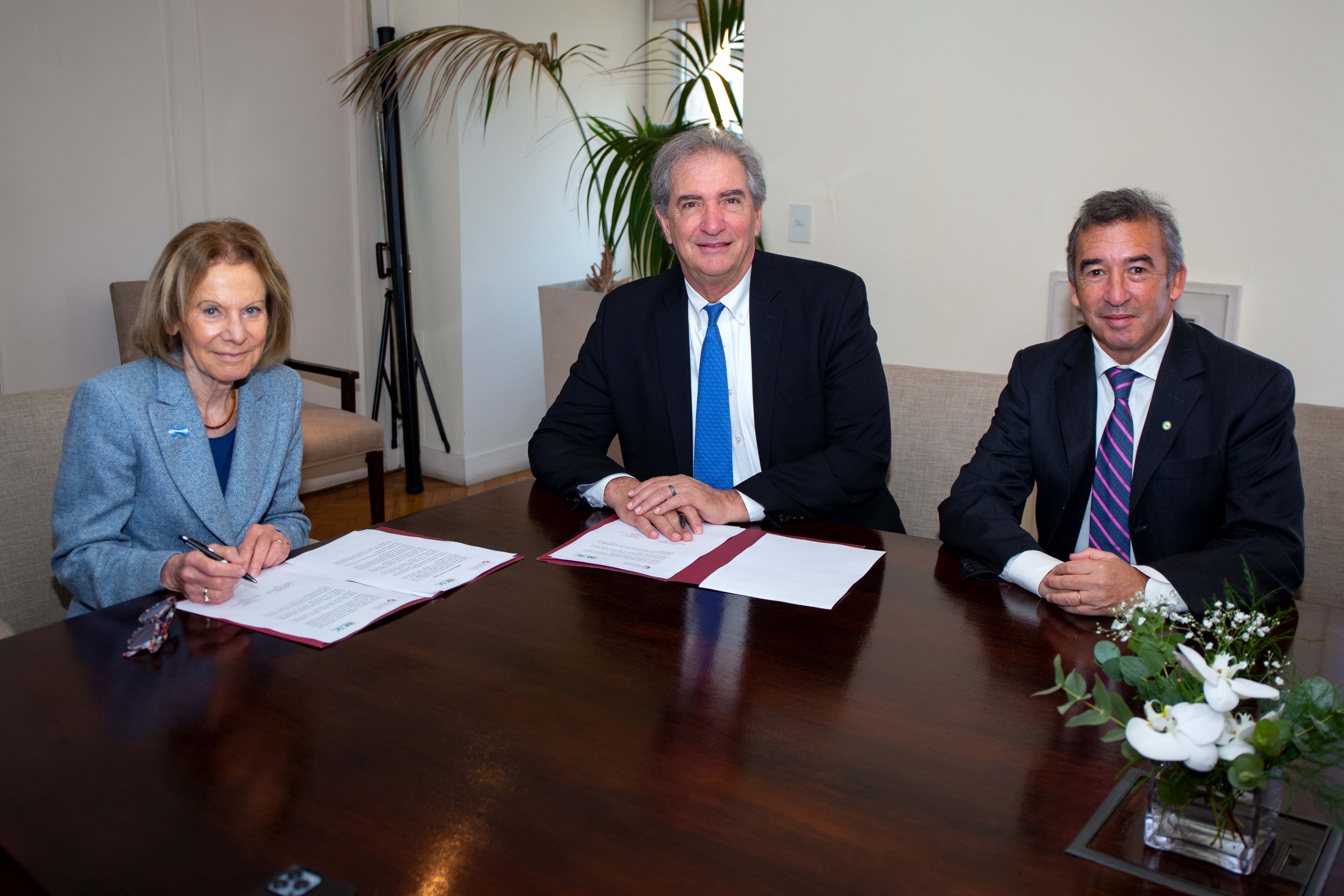 Inés M. Weinberg, Jeffrey Apperson y Santiago Otamendi al momento de la firma del Memorándum