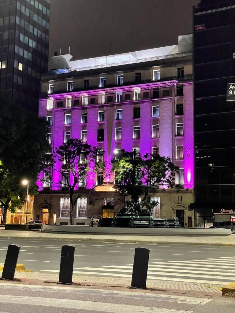 Fachada del Tribunal iluminada para la ocasión.