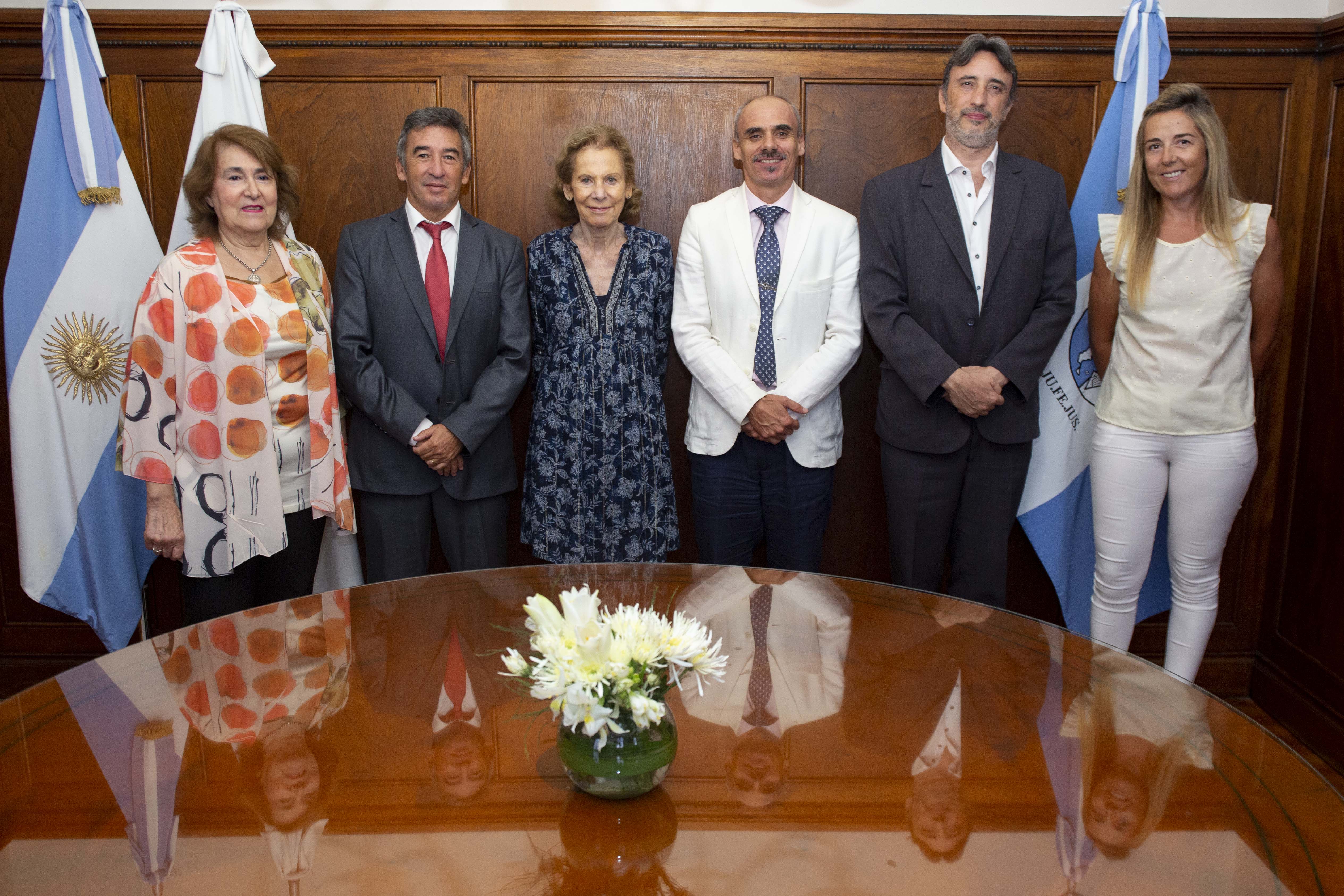 (De izq. A der) Elena V. Fresco, Santiago Otamendi, Inés M. Weinberg, Nicolás Negri, Sebastián Soligón y María Carolina Solera.
