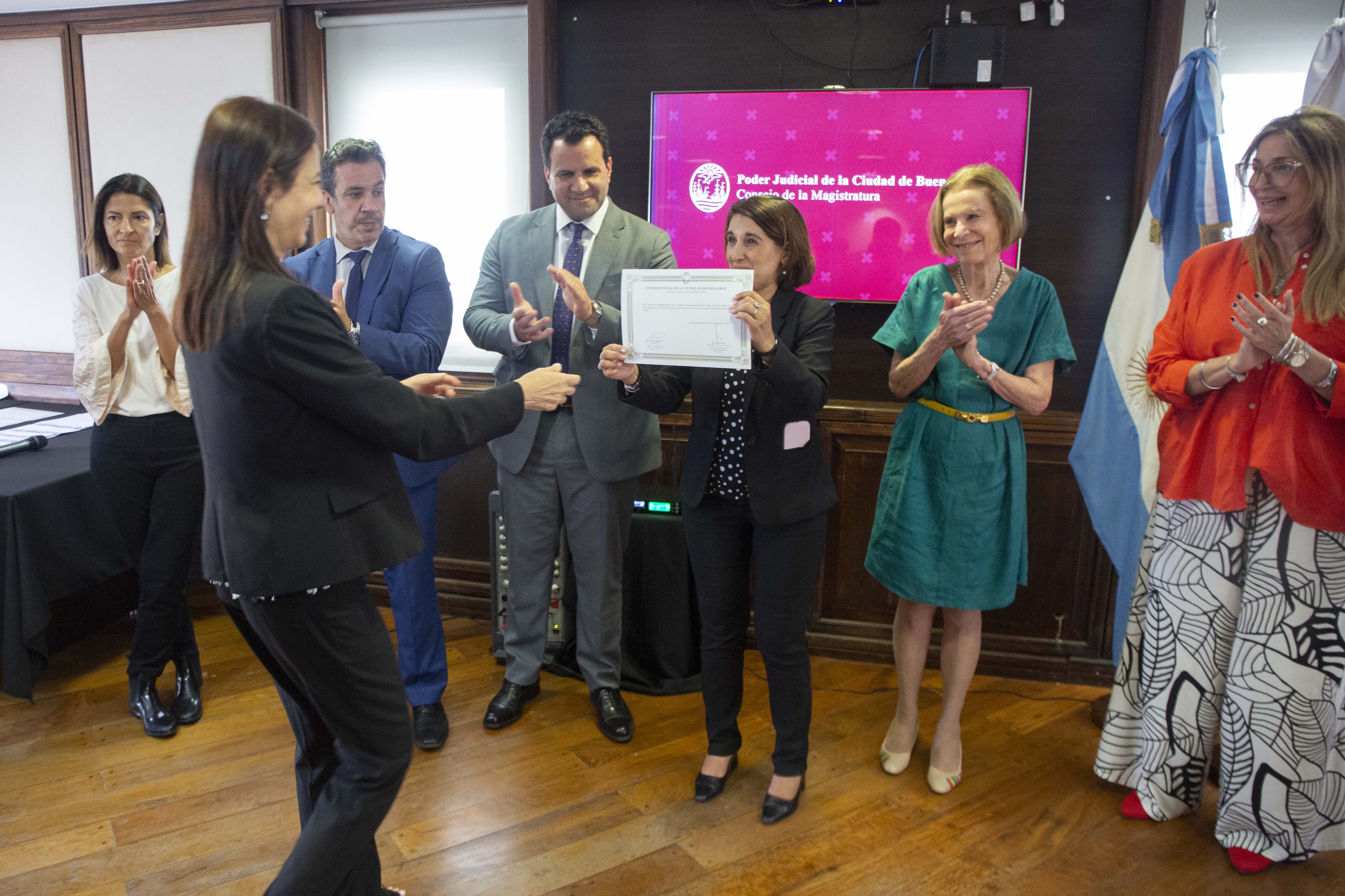 La Dra. De Langhe recibe su diploma por haber cumplido 20 años desde que juró como Jueza en la Cámara en lo Penal, Contravencional y de Faltas de la Ciudad de Buenos Aires.