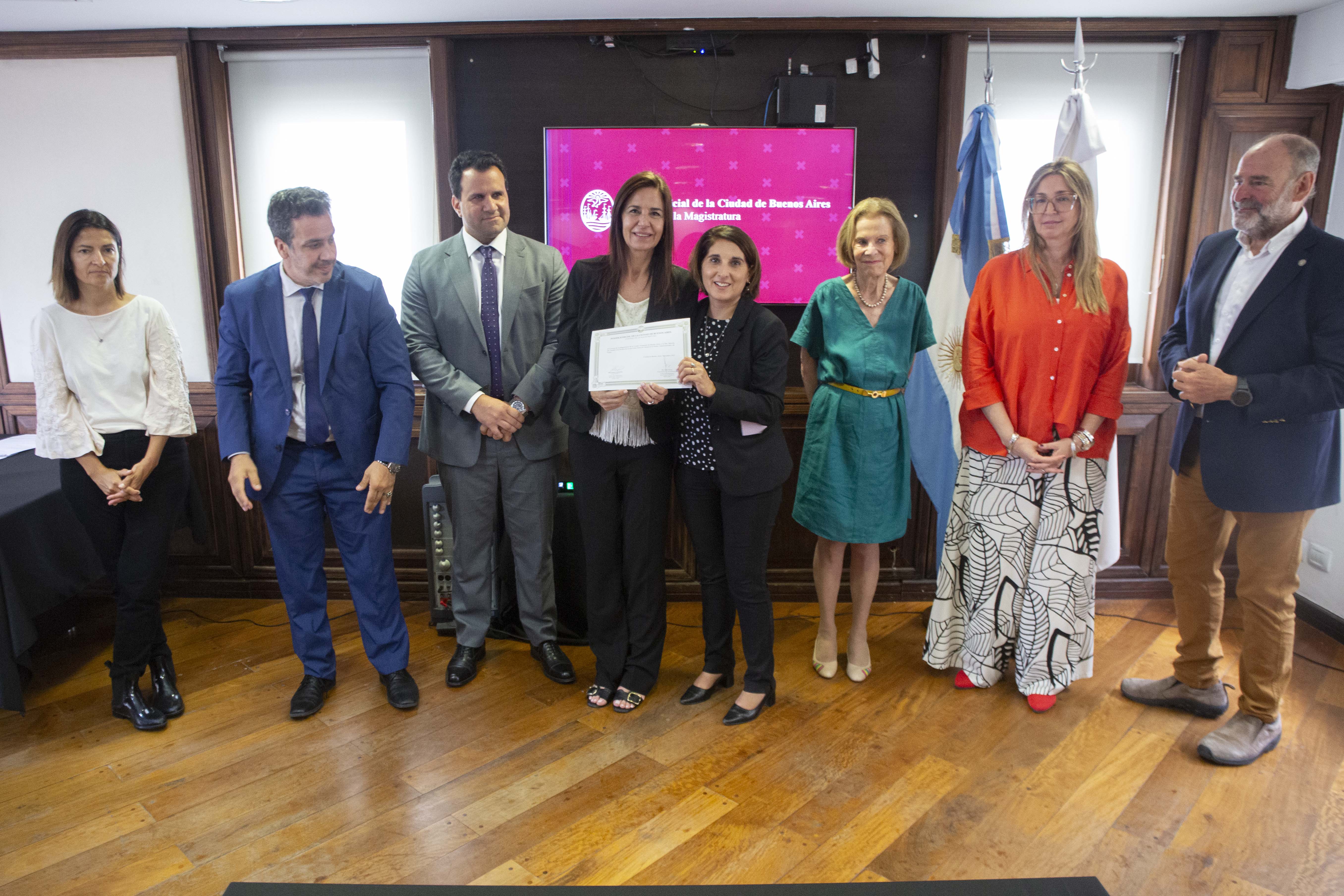 La Dra. De Langhe recibe su diploma por haber cumplido 20 años desde que juró como Jueza en la Cámara en lo Penal, Contravencional y de Faltas de la Ciudad de Buenos Aires.