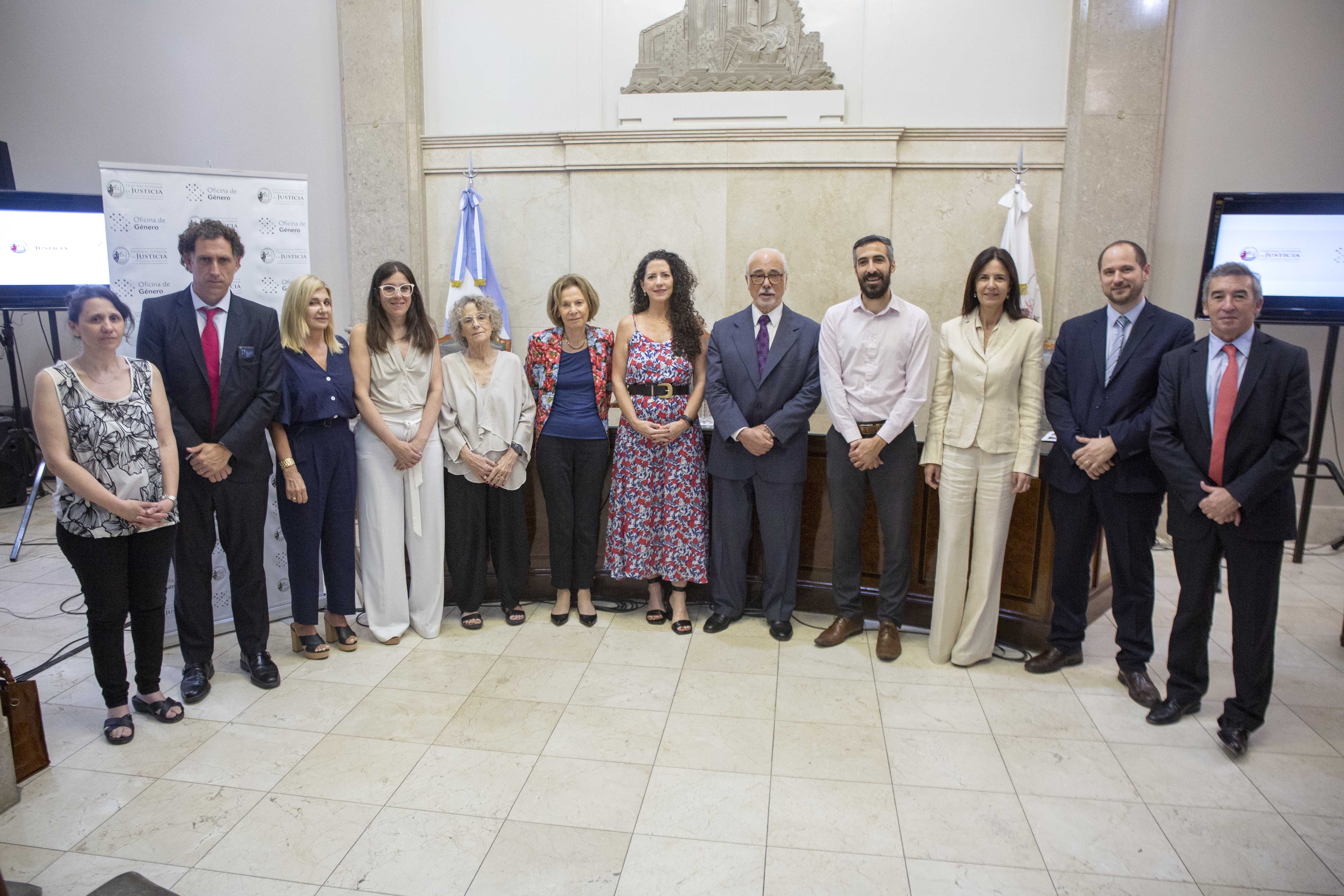 Todos los participantes y expositores del encuentro.