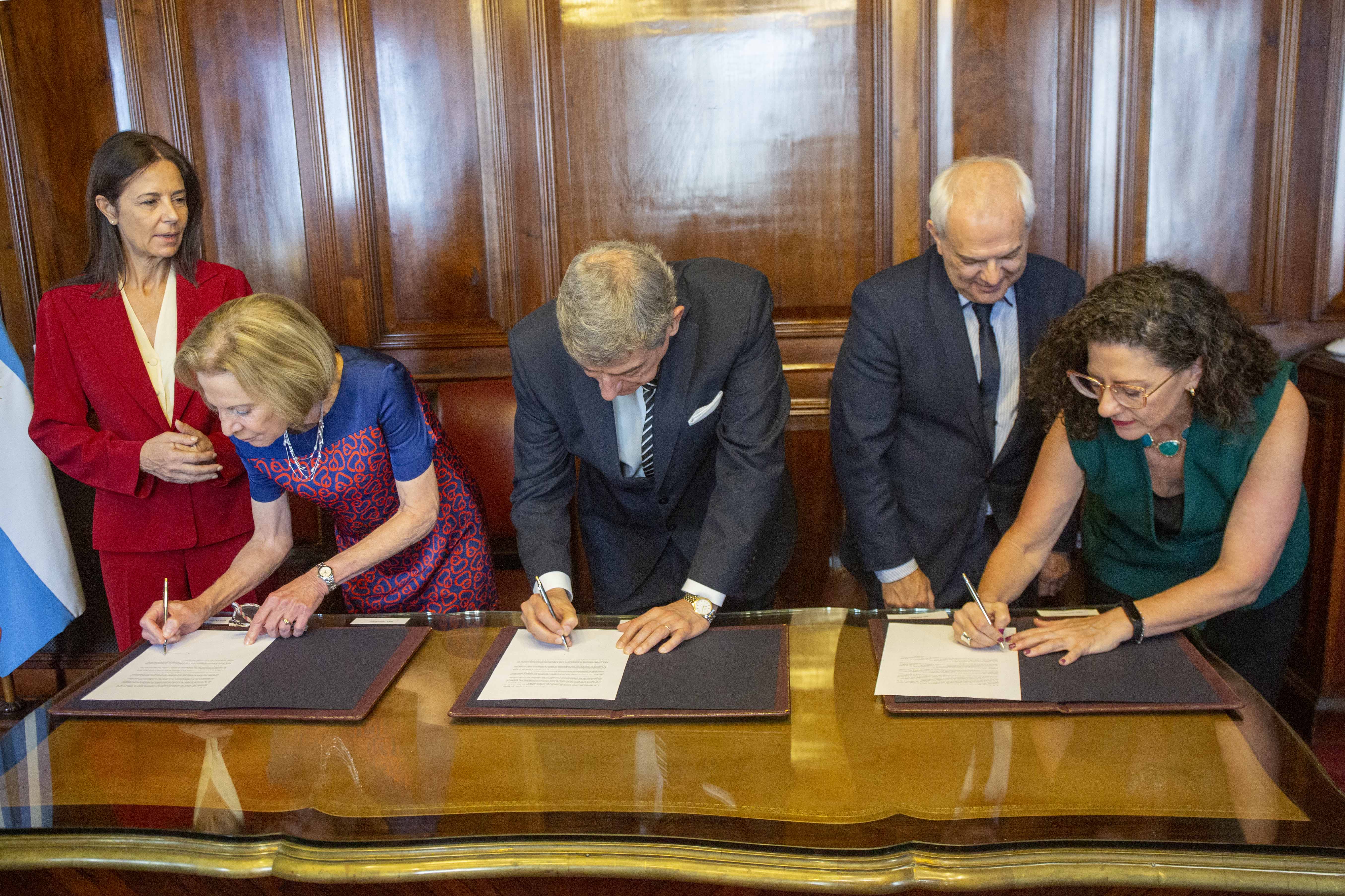 El Tribunal Superior de Justicia, La Corte de Justicia de la Nación y el Consejo de la Magistratura de la Ciudad de Buenos Aires al momento de firmar el Acuerdo.