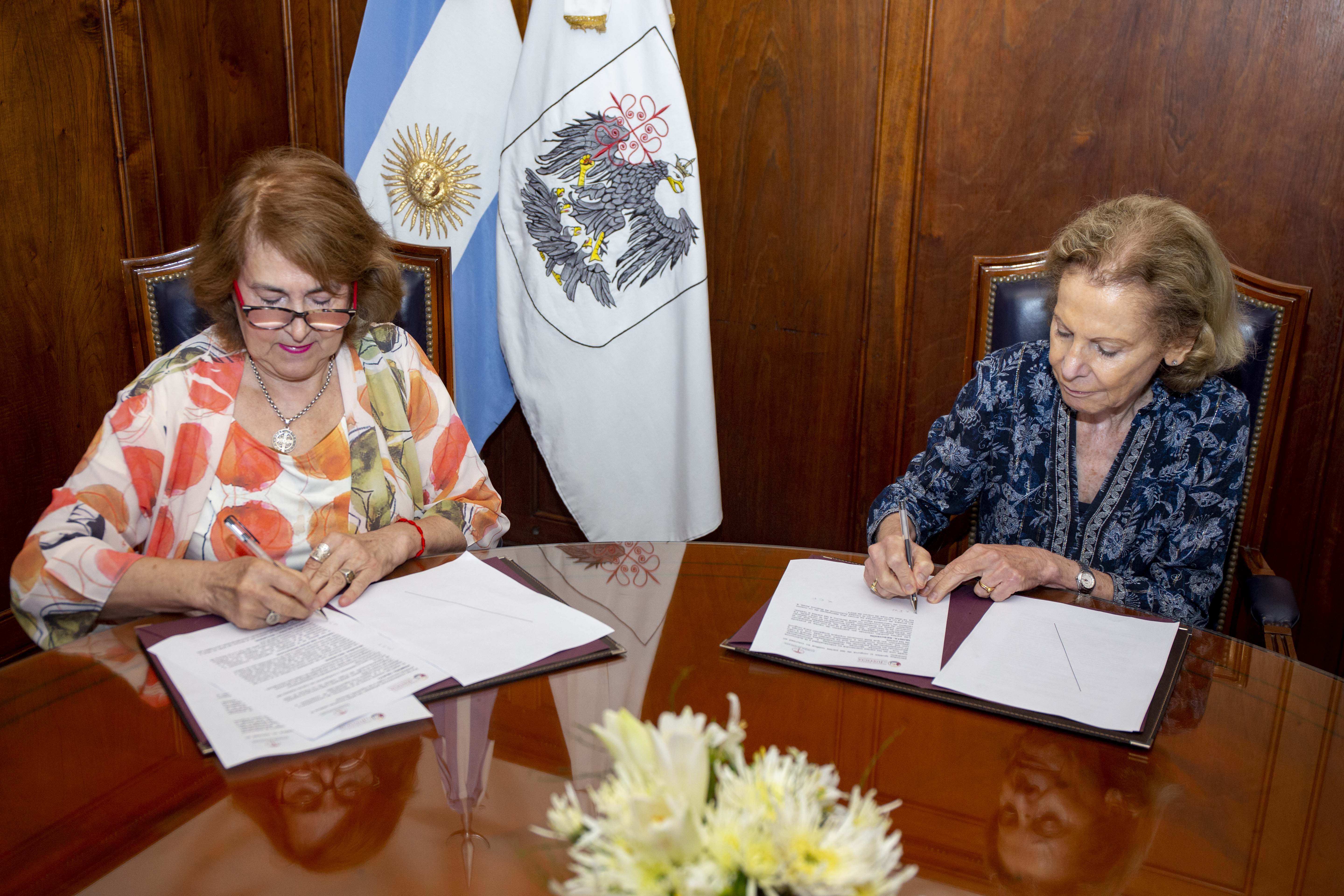 Las jueces Elena V. Fresco e Inés M. Weinberg firmando el convenio.