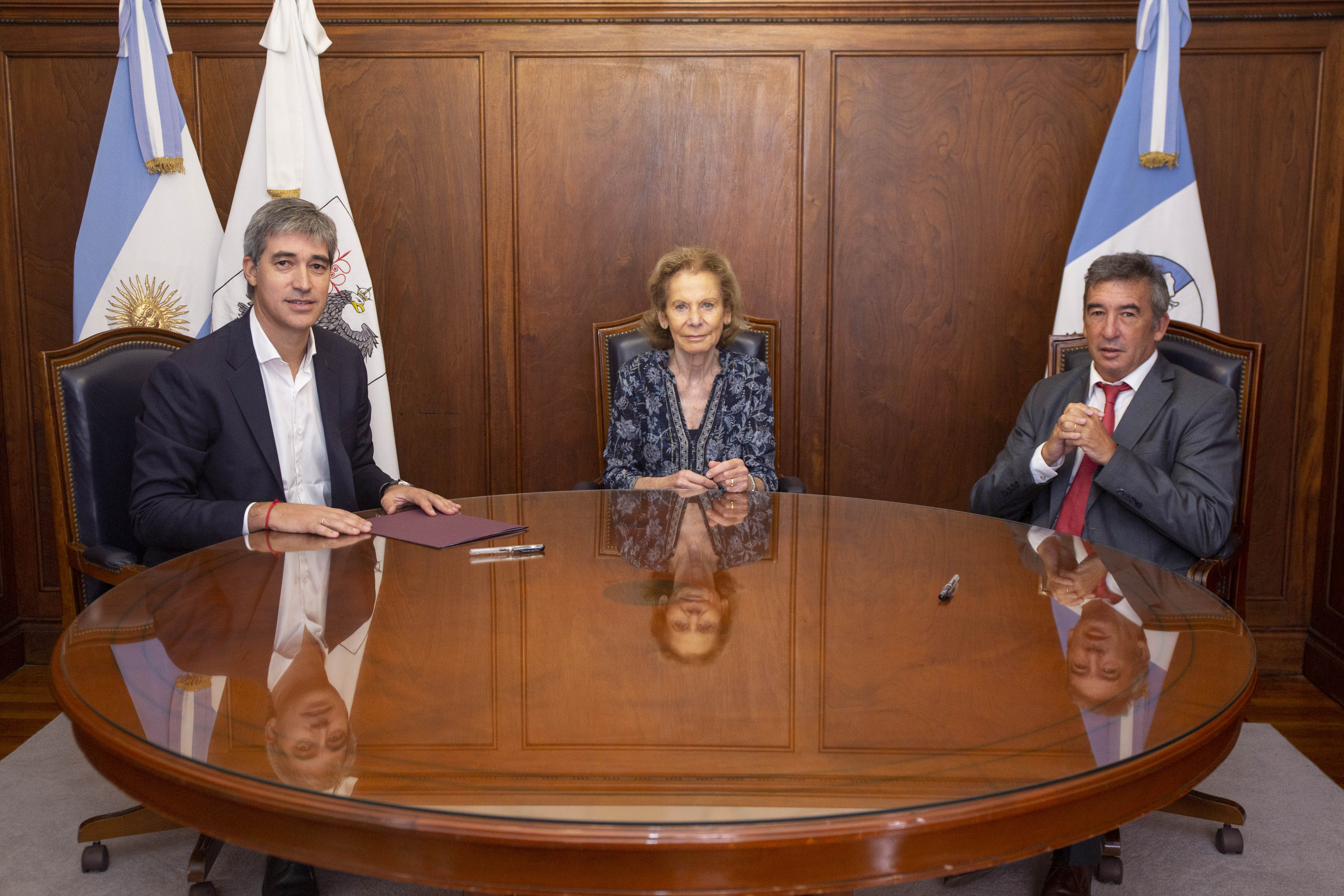 Inés M. Weinberg junto a Adrián Pérez y el juez a cargo de la Oficina de Innovación y Gestión Judicial del Tribunal Superior, Santiago Otamendi.