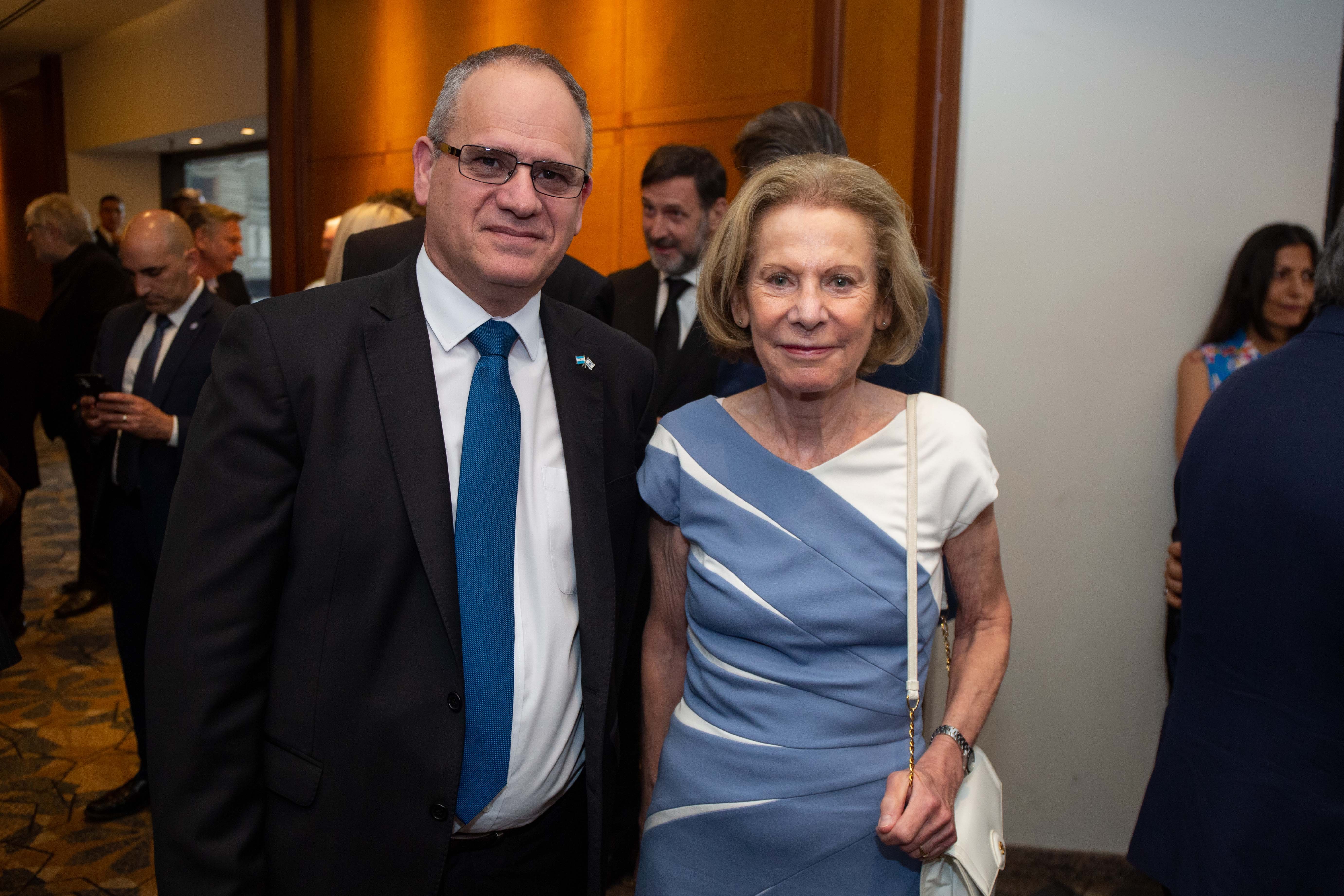 Inés Weinberg de Roca junto a Eyal Sela, embajador de Israel en la Argentina.