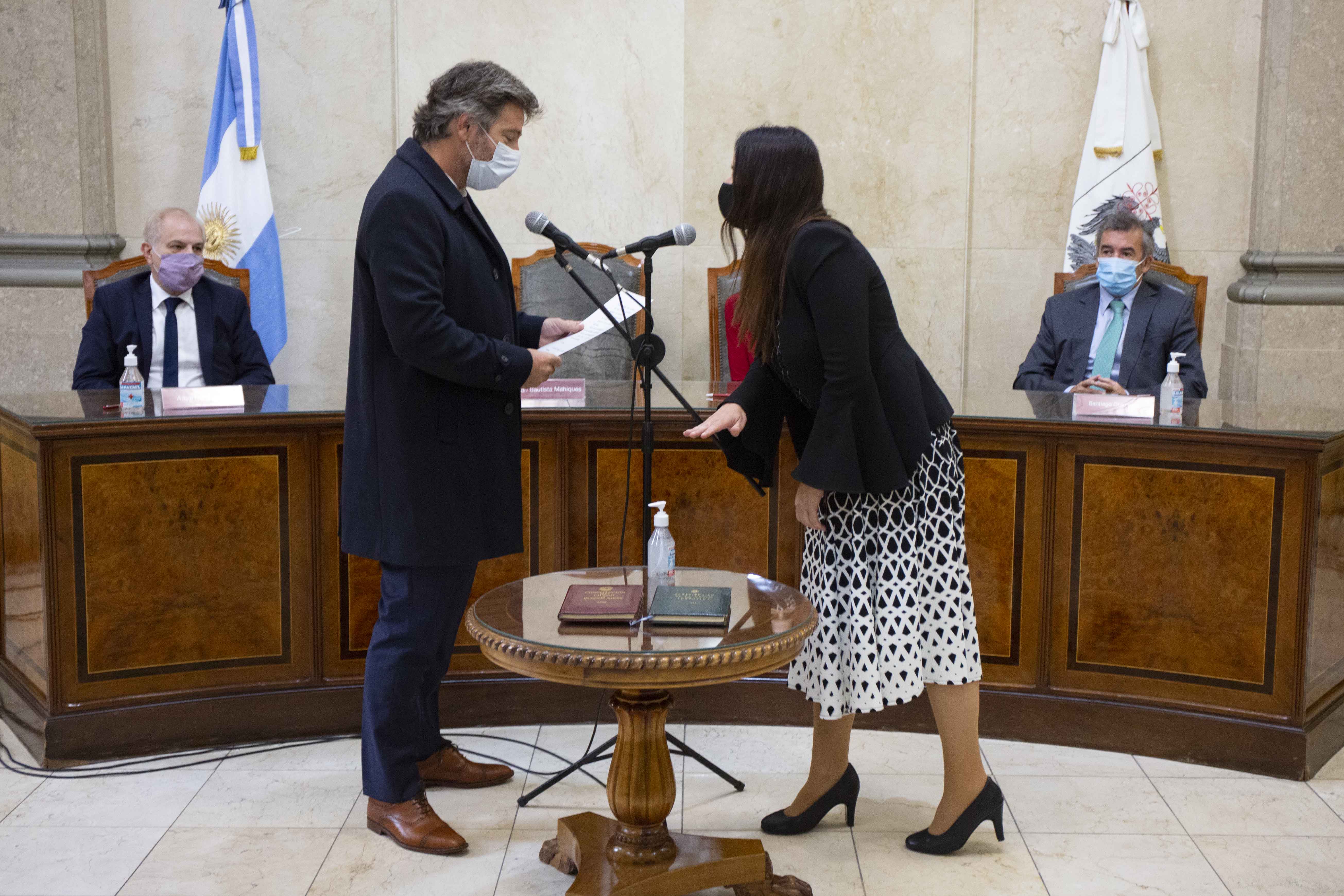 El Fiscal General de la Ciudad, Juan Bautista Mahiques, toma juramento a la Dra. Viola Villanueva.
