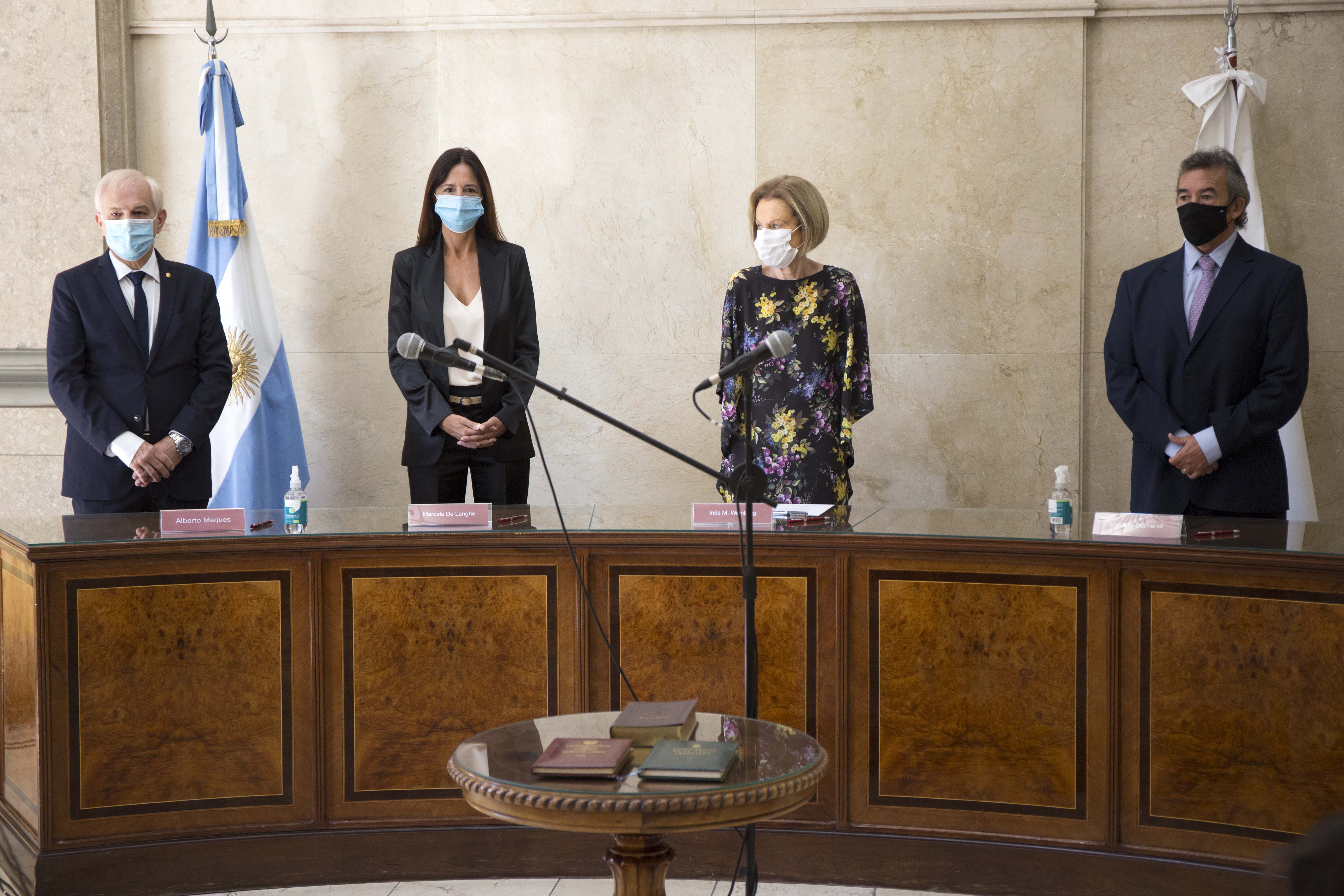 En el estrado, el Dr. Alberto Maques y los jueces Marcela De Langue, Inés M. Weinberg y Santiago Otamendi.