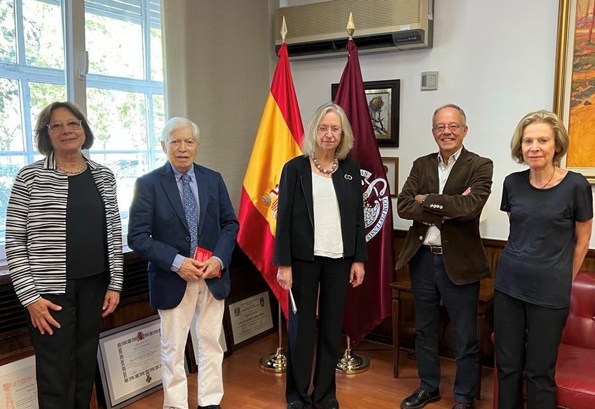 De izq. a der.: la Pte. STJ Tierra del Fuego, María del Carmen Battaini; el jurista Enrique Bacigalupo; la Pte. de la SCJ Bs. As., Hilda Kogan, el Decano Prof. Ricardo Alonso y la Pte. del TSJ CABA, Inés M. Weinberg.