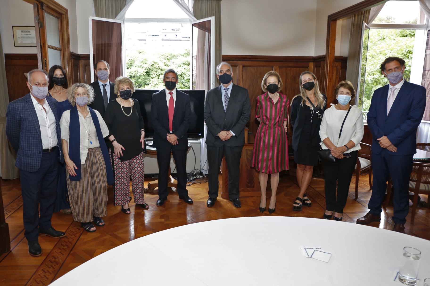 Imagen grupal de los jueces y funcionarios que asistieron al acto