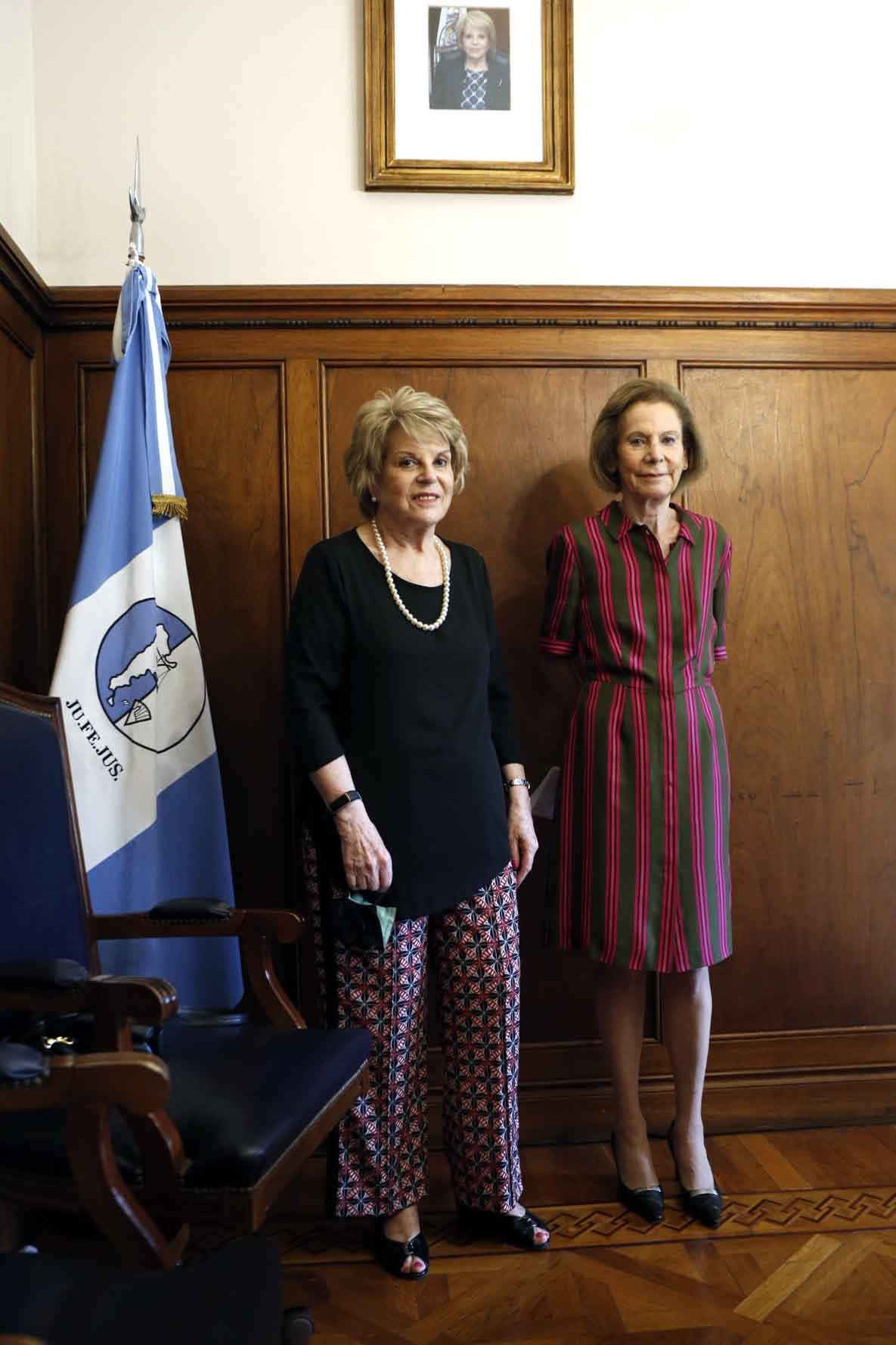 Ana María Conde e Inés Weinberg ante el retrato.