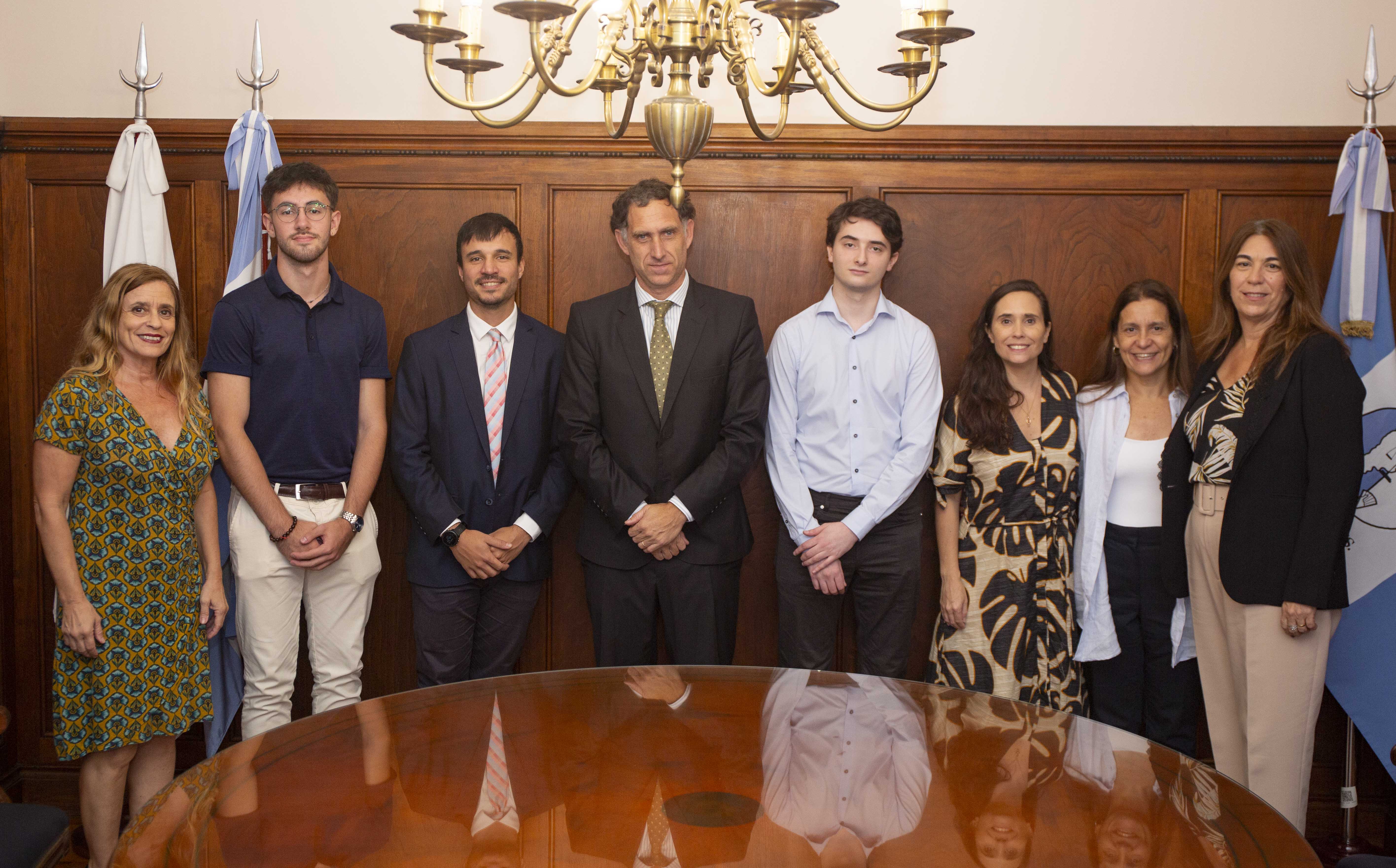 Integrantes del Tribunal Superior junto a los representantes de la sociedad civil luego de la presentación.