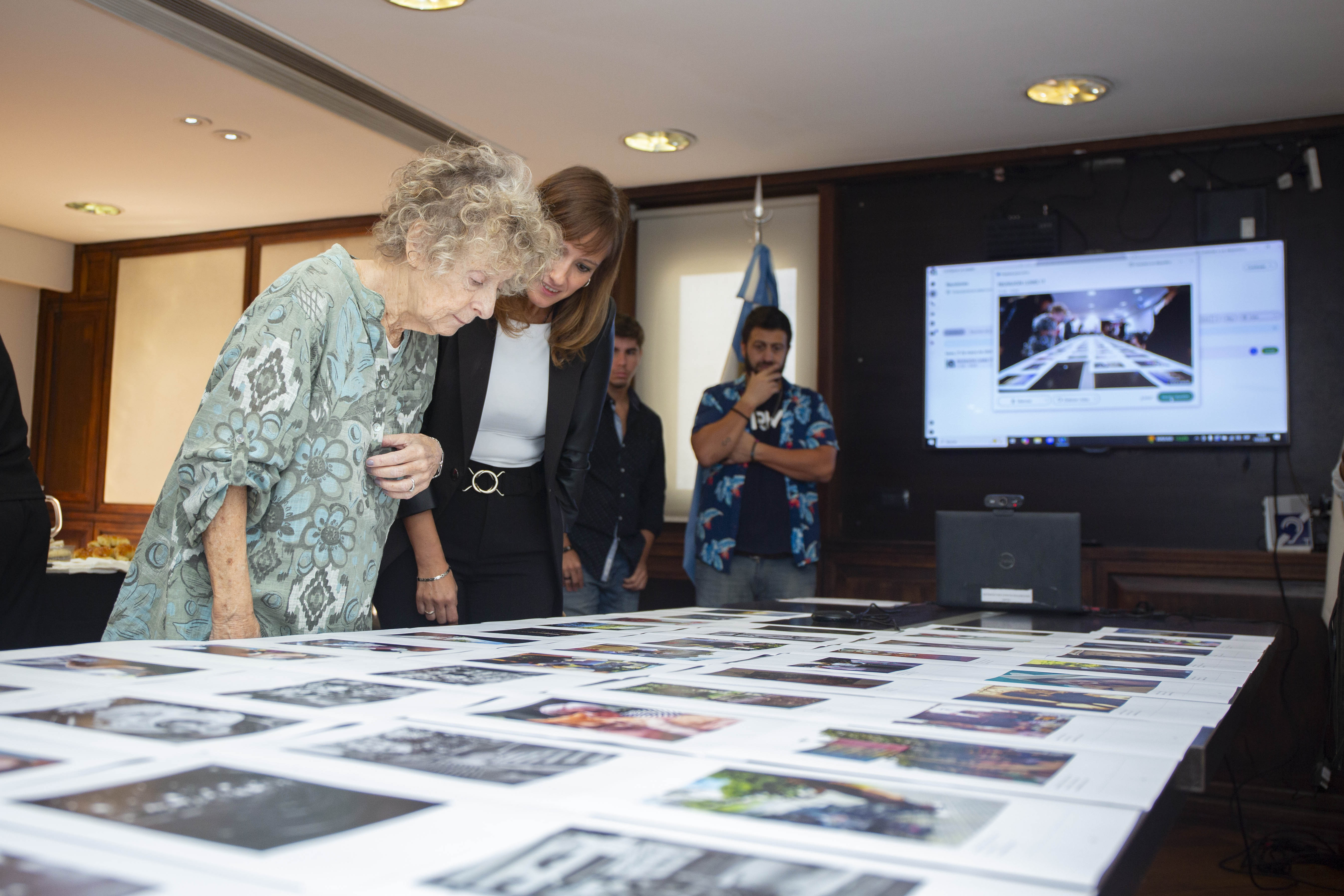 Distinción a las ganadoras del concurso fotográfico “La ciudad se retrata: historias de mujeres y diversidades”