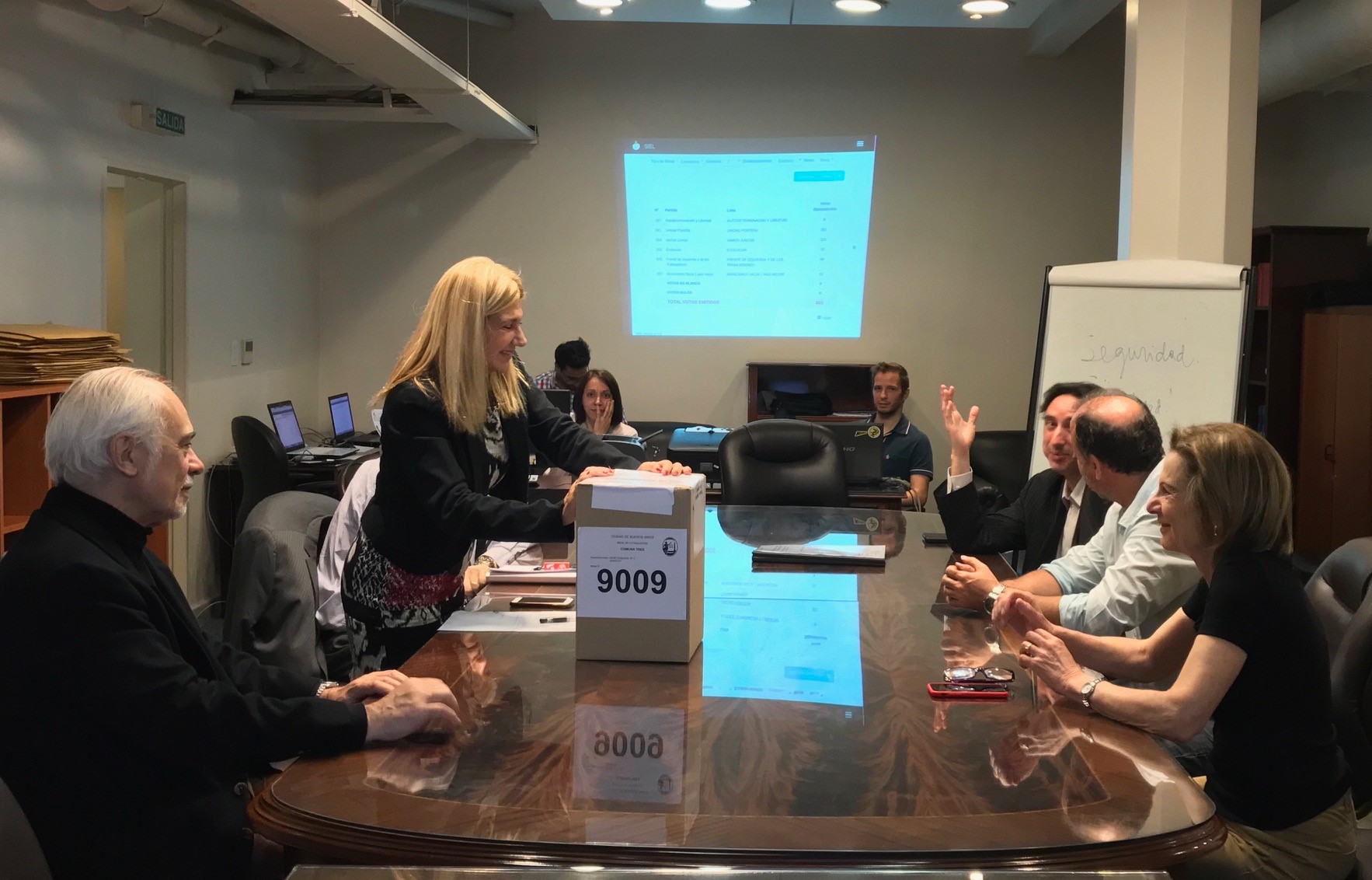 Los jueces del Tribunal Superior Luis Francisco Lozano e Inés Mónica Weinberg junto a la Secretaria Judicial en Asuntos Originarios (SAO), Alejandra Tadei. Participaron también del escrutinio el Secretario Letrado, Alberto Elgassi, el Director de Informática y Tecnología, Sebastián Soligón y los integrantes de la SAO.