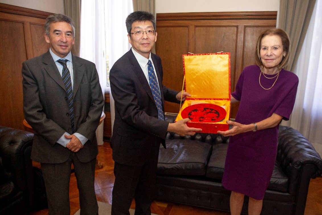 La delegación obsequió al Tribunal un presente protocolar de alto valor simbólico y artístico: una pieza de laca tallade de Beijing, considerada una de las artes decorativas más elevadas de China, altamente valorada por las cortes imperiales a lo largo de las dinastías.