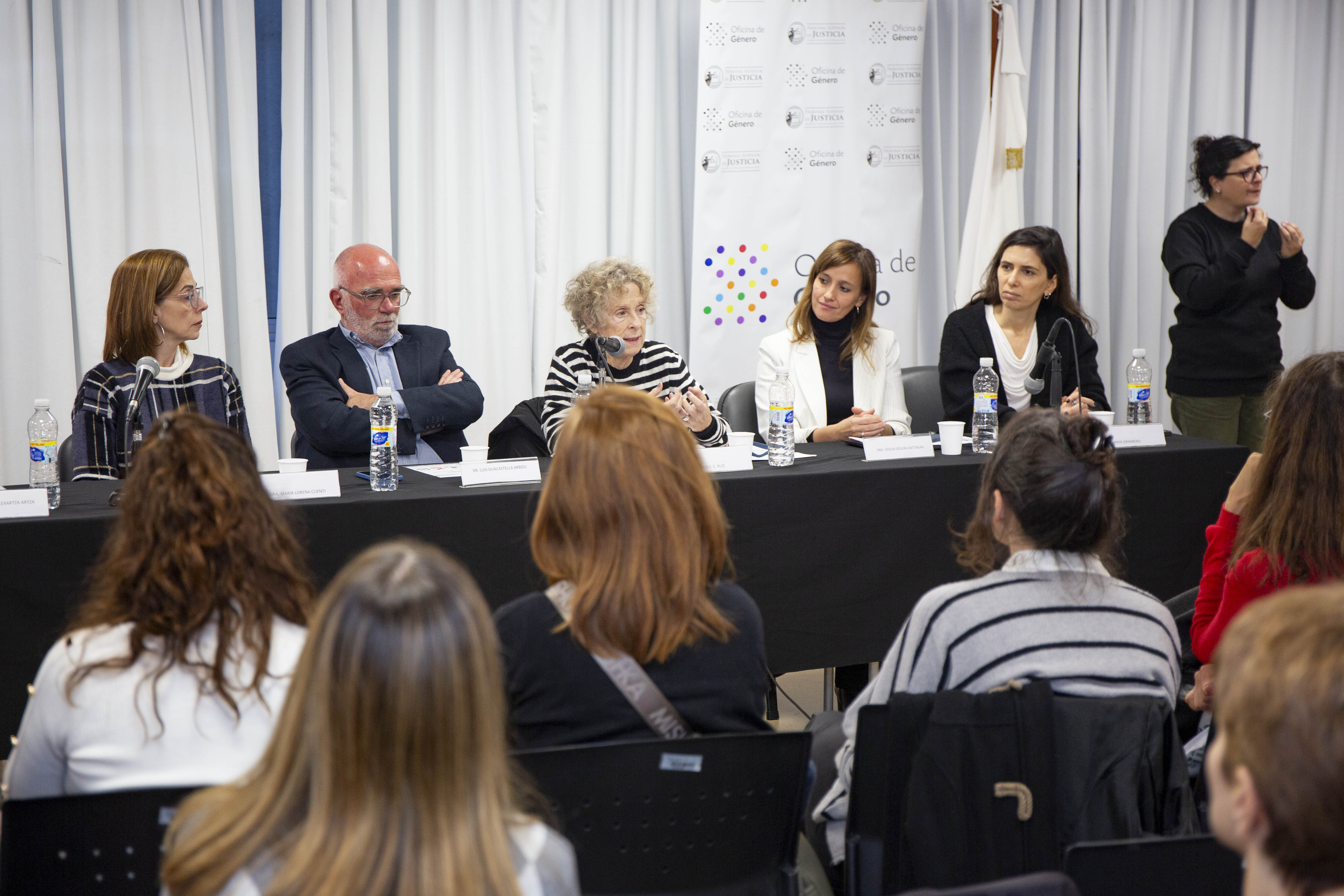 Panel del acto de lanzamiento de la campaña "Entornos laborales libres de violencias de género y acoso"