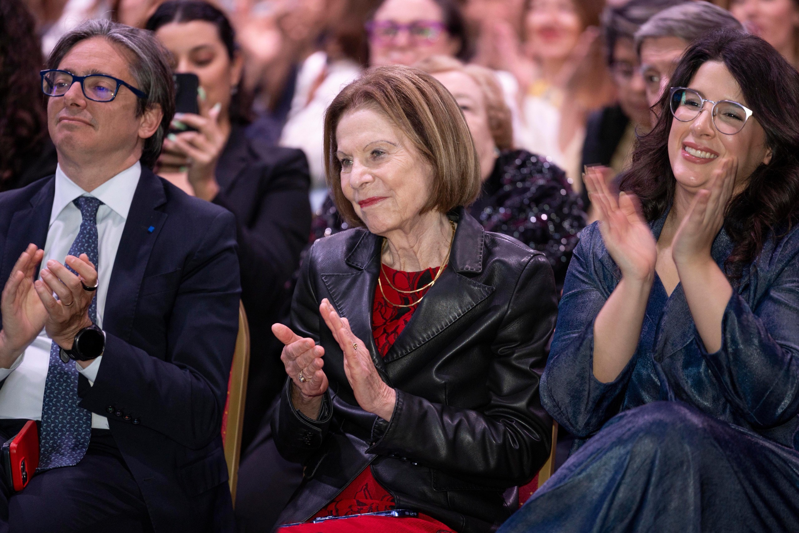 De izq a der: el vicepresidente del Banco de Desarrollo de América Latina (CAF), Christian Asinelli; la juez del Tribunal, Inés M. Weinberg, y la directora ejecutiva de la Fundación FLOR, Giselle Petraglia, durante la entrega de premios que reconocen la diversidad.