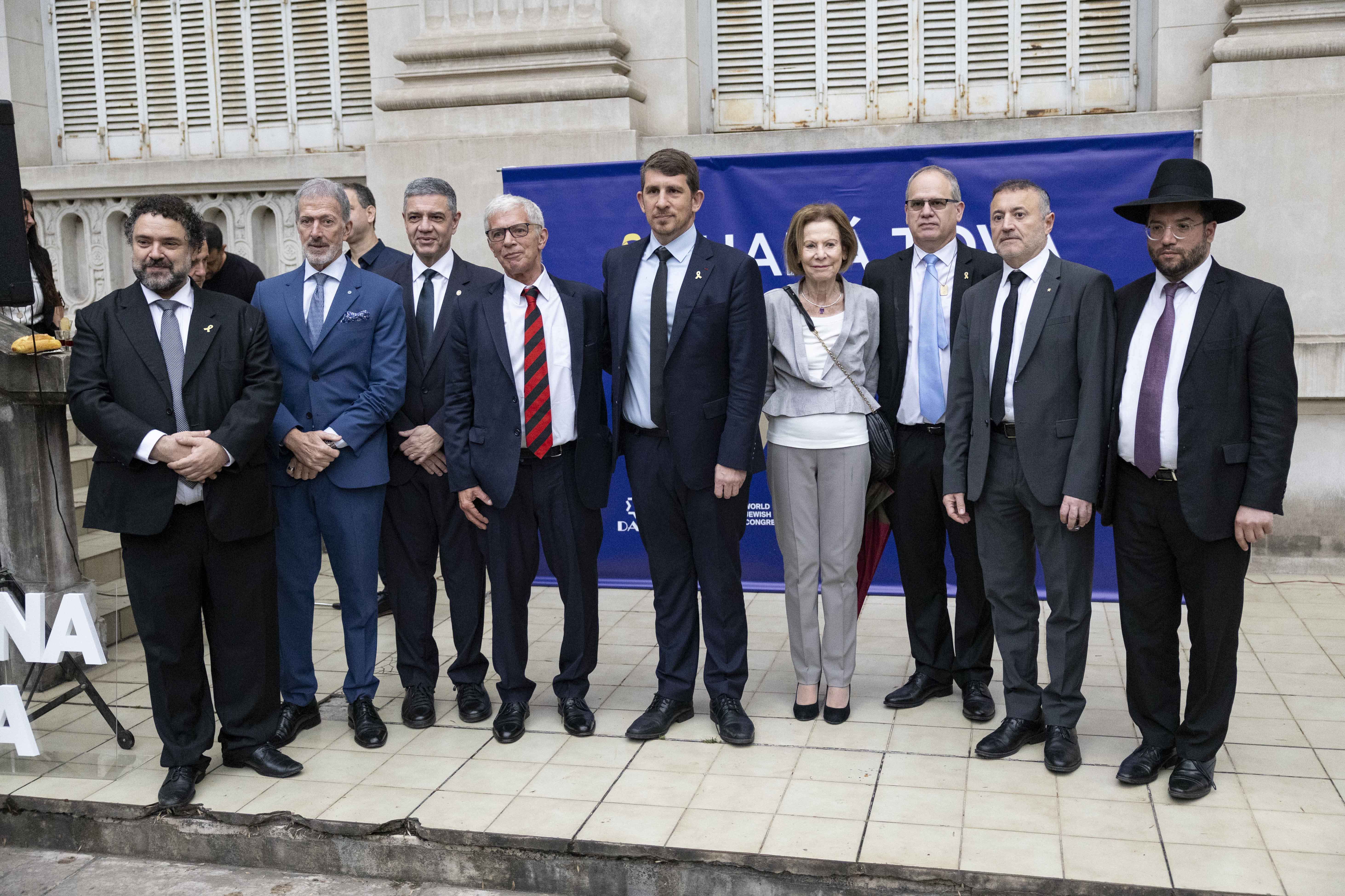 Izq a der: Claudio Epelman, director ejecutivo Congreso Judío Latinoamericano; Jorge Knoblovits, ex presidente de la DAIA; Jorge Macri, Jefe de Gobierno porteño; Mariano Cúneo Libarona, Ministro de Justicia de la Nación; Mauro Berenstein, presidente de la DAIA; Inés M. Weinberg, presidente del Tribunal Superior de Justicia CABA; Eyal Sela, embajador de Israel en Argentina; Osvaldo Armoza, presidente de la AMIA y Eliahu Hamra, Gran Rabino de AMIA.