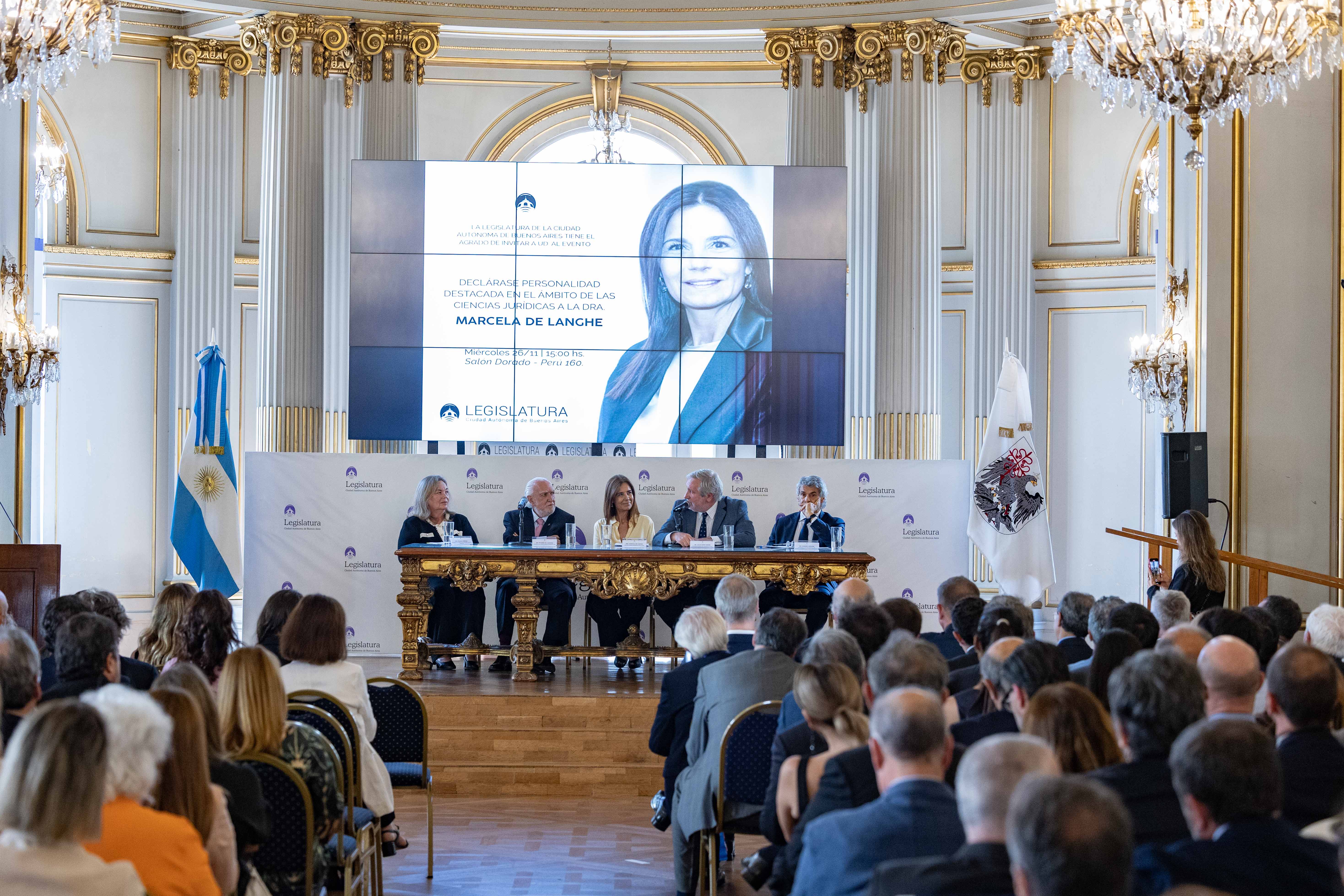 Susana Medina, Ricardo Gil Lavedra, Marcela De Langhe, Julio Conte Grand y Leandro Vergara durante el conversatorio realizado luego de la entrega del diploma
