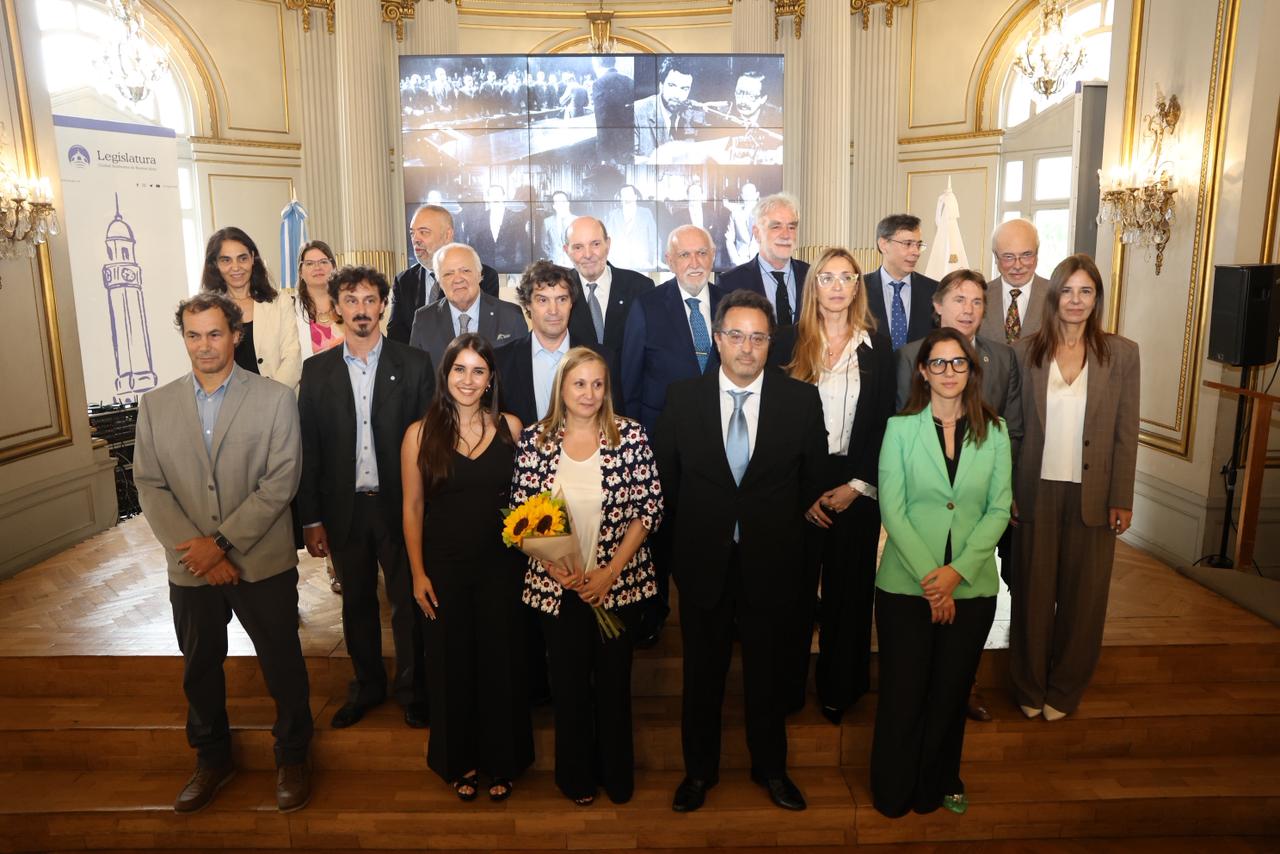 El juez Luis Lozano y la jueza Marcela De Langhe junto a otras autoridades y a  integrantes del tribunal que llevó adelante el histórico proceso.