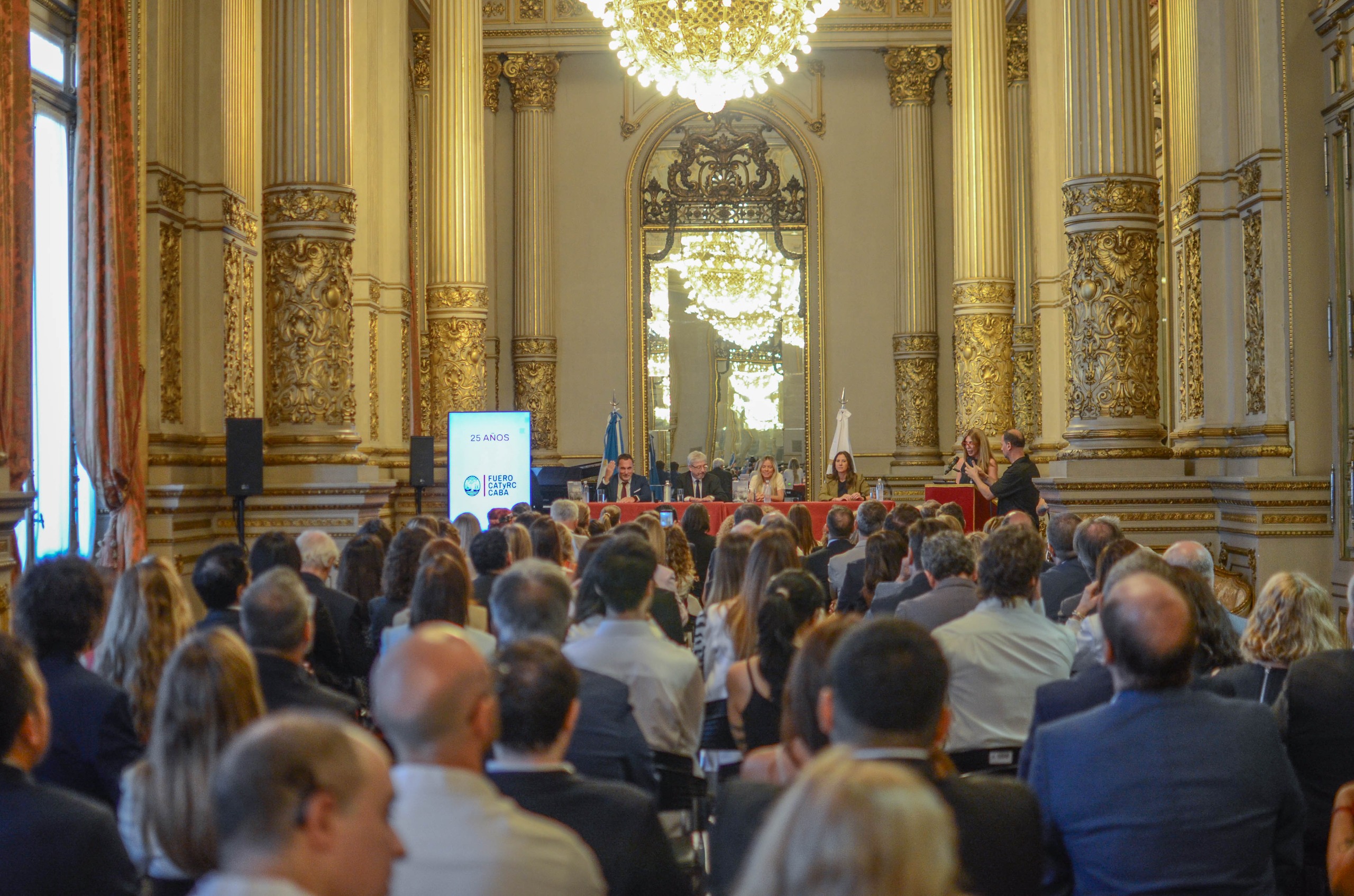 El acto conmemoraivo se realizó en el Salón Dorado del Teatro Colón.