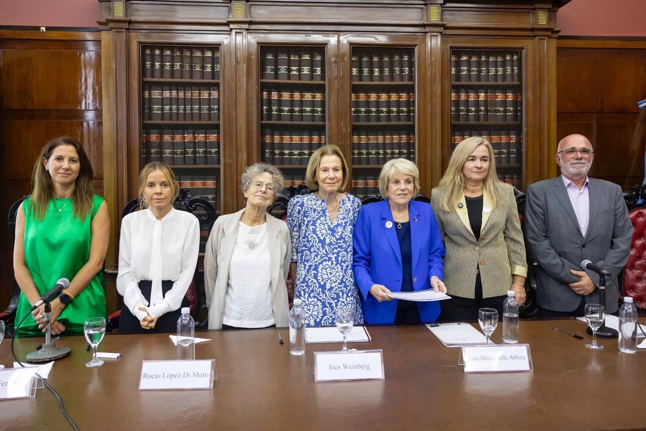 De izq. a der: Rocío López Di Muro, consejera del Consejo de la Magistratura CABA; Genoveva Ferrero, Secretaria de Administración General y Presupuesto del Consejo de la Magistratura CABA; Alicia Ruiz, Vicepresidenta del TSJ CABA; Inés M. Weinberg, Presidenta del TSJ CABA; Ana María Conde, ex jueza del TSJ CABA; Carina Paola Estefanía, Presidenta de la Red de Mujeres para la Justicia y jueza de la Cámara Penal de Esquel; y Luis Duacastella Arbizu, consejero y titular del Centro de Justicia de la Mujer.