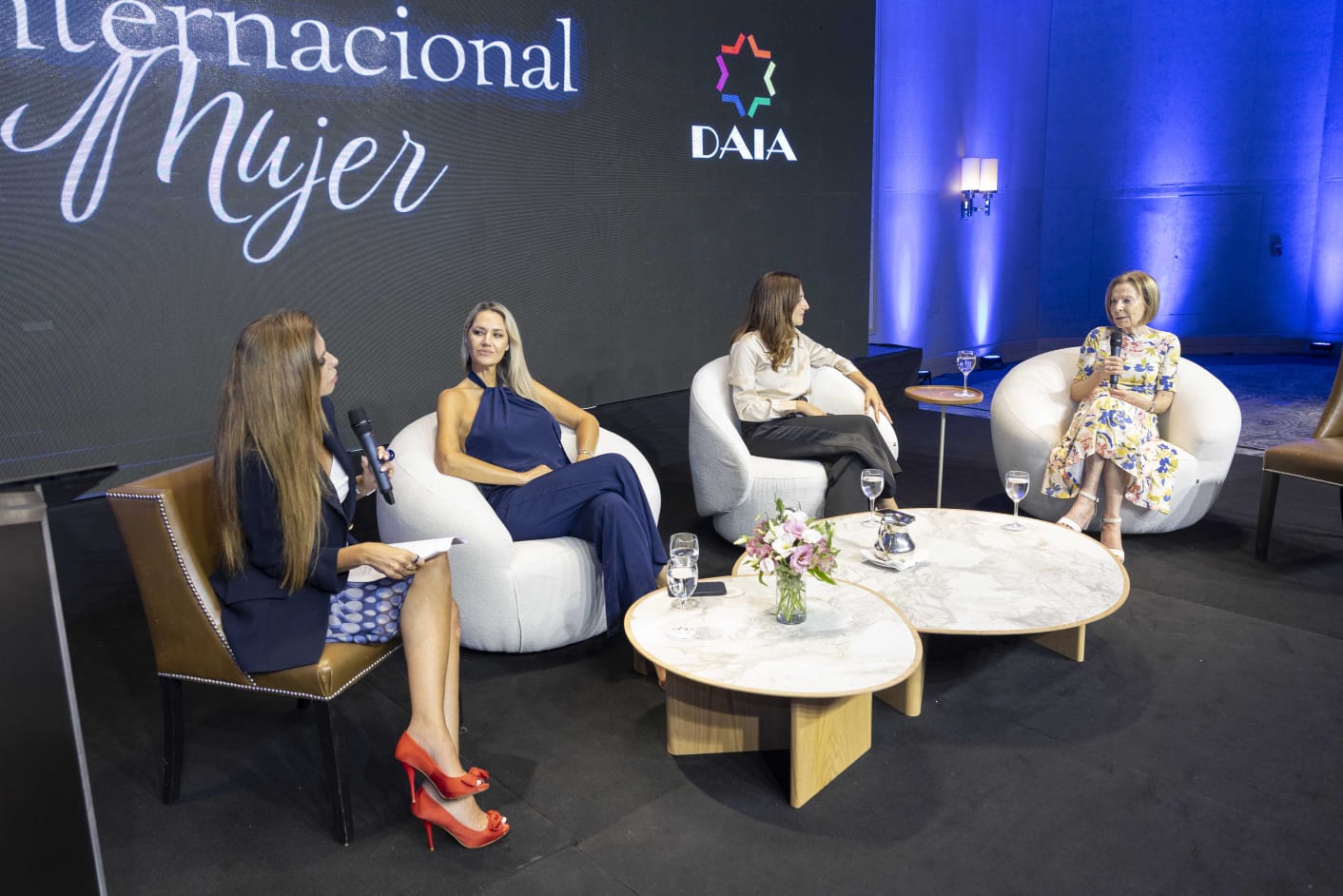 La Dra. Weinberg compartió el panel de reflexión junto a otras mujeres destacadas.  De izq. a dcha.: Guadalupe Vázquez, Carolina Losada, Carolina Amoroso e Inés M. Weinberg.