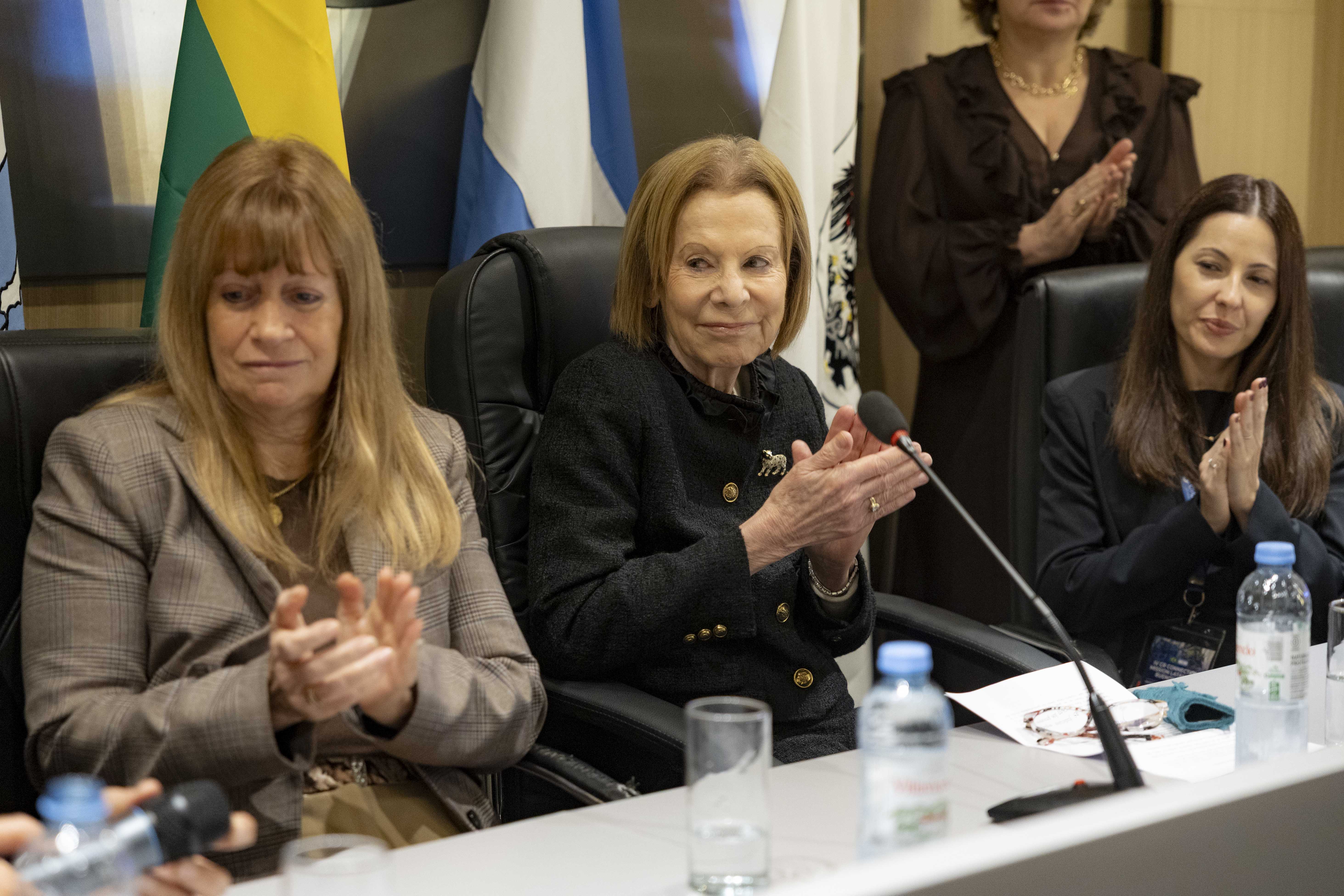 De izq. a der: la presidenta de JuFeJus, Emilia Valle; la presidenta del Tribunal Superior de Justicia, Inés M. Weinberg y la coordinadora académica de la IV Misión CR Connection, Liliana Amione, durante la apertura oficial del coloquio.