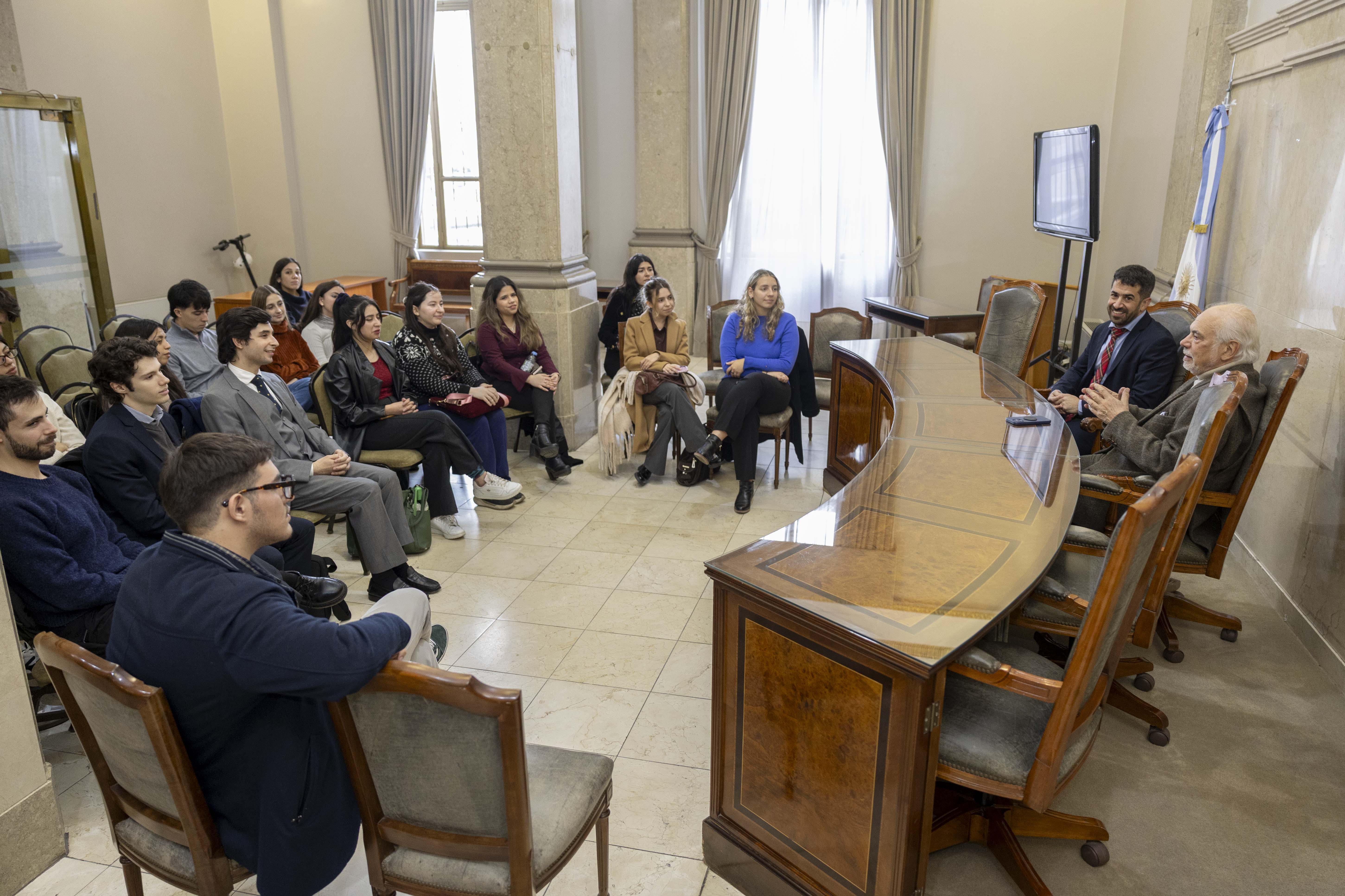 El encuentro se realizó en la Sala de Audiencias Públicas del Tribunal.