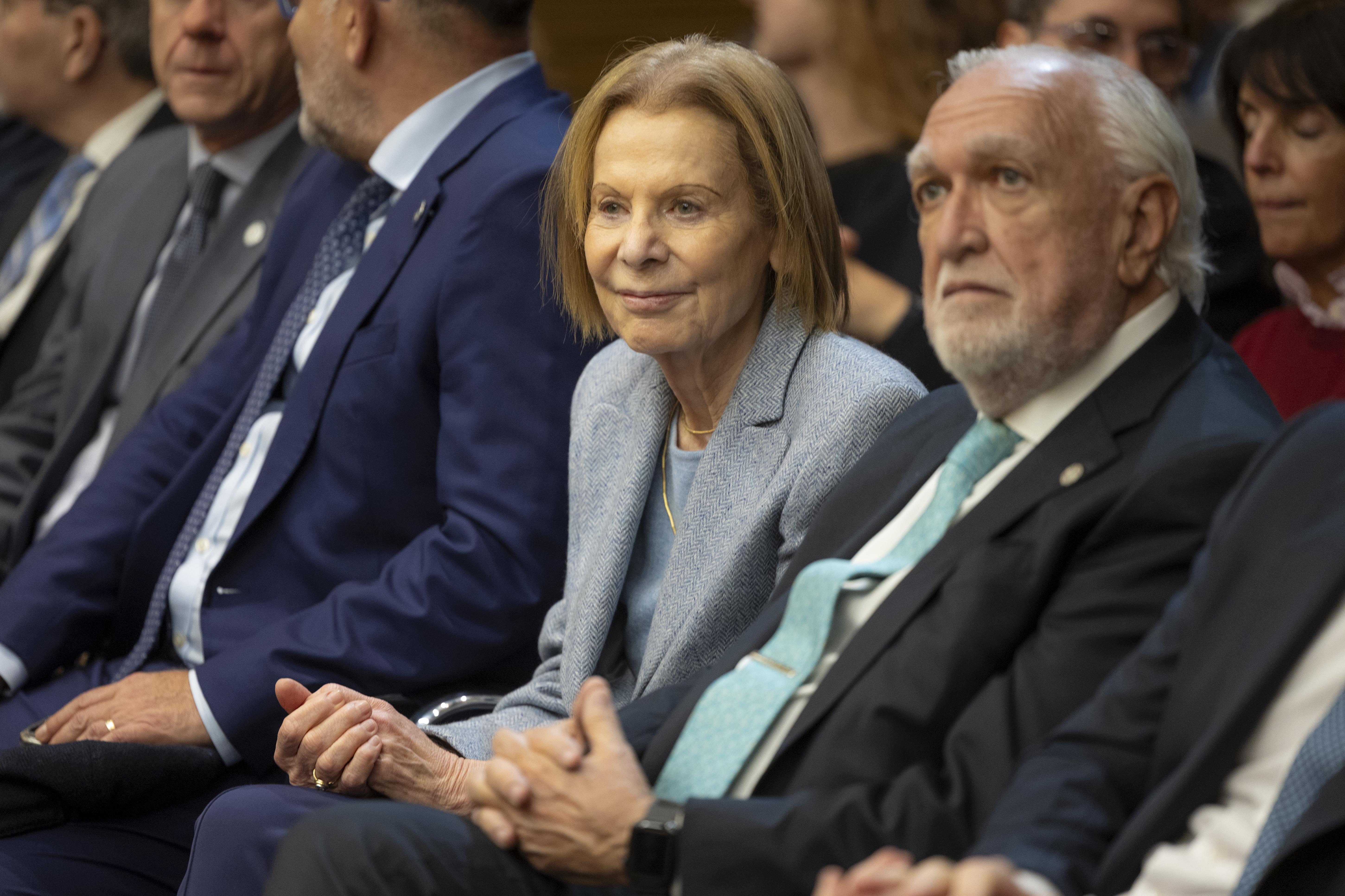 La Dra. Inés M. Weinberg junto al presidente saliente del Colegio Público de la Abogacía de la Capital Federal, Ricardo Gil Lavedra.