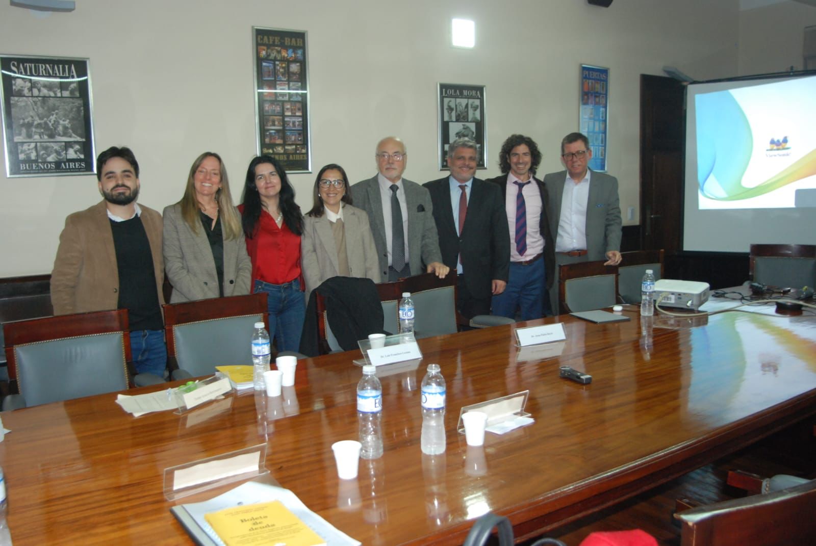 De izq. a der: Tomás Ignacio Barrionuevo, abogado y moderador en la presentación; Margarita Zabalza, miembro de la Corte Suprema de la provincia de Buenos Aires; Anahí Pérez, secretaria letrada de la CSJN; Gretel Cali Velasco, decana de la Facultad de Derecho de la Universidad Católica de Cuyo; Luis F. Lozano, juez del Tribunal Superior de Justicia; Rodrigo Lema, abogado especialista en derecho tributario; Juan Pablo Bayle, secretario judicial del TSJ; y Guillermo Lalanne, abogado especialista en tributario