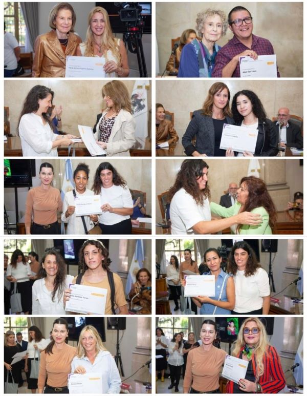 Las personas ganadoras del concurso al momento de recibir los reconocimientos