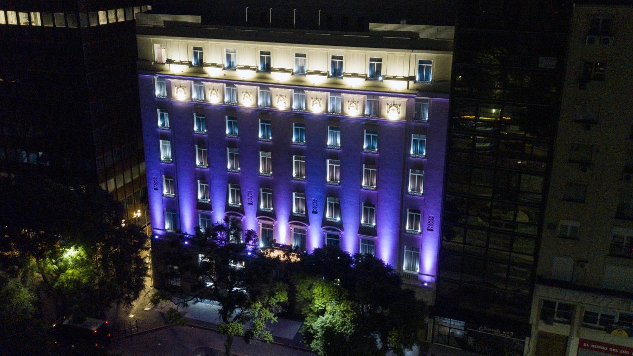 Edificio del Tribunal iluminado de violeta en el Mes de la Mujer.